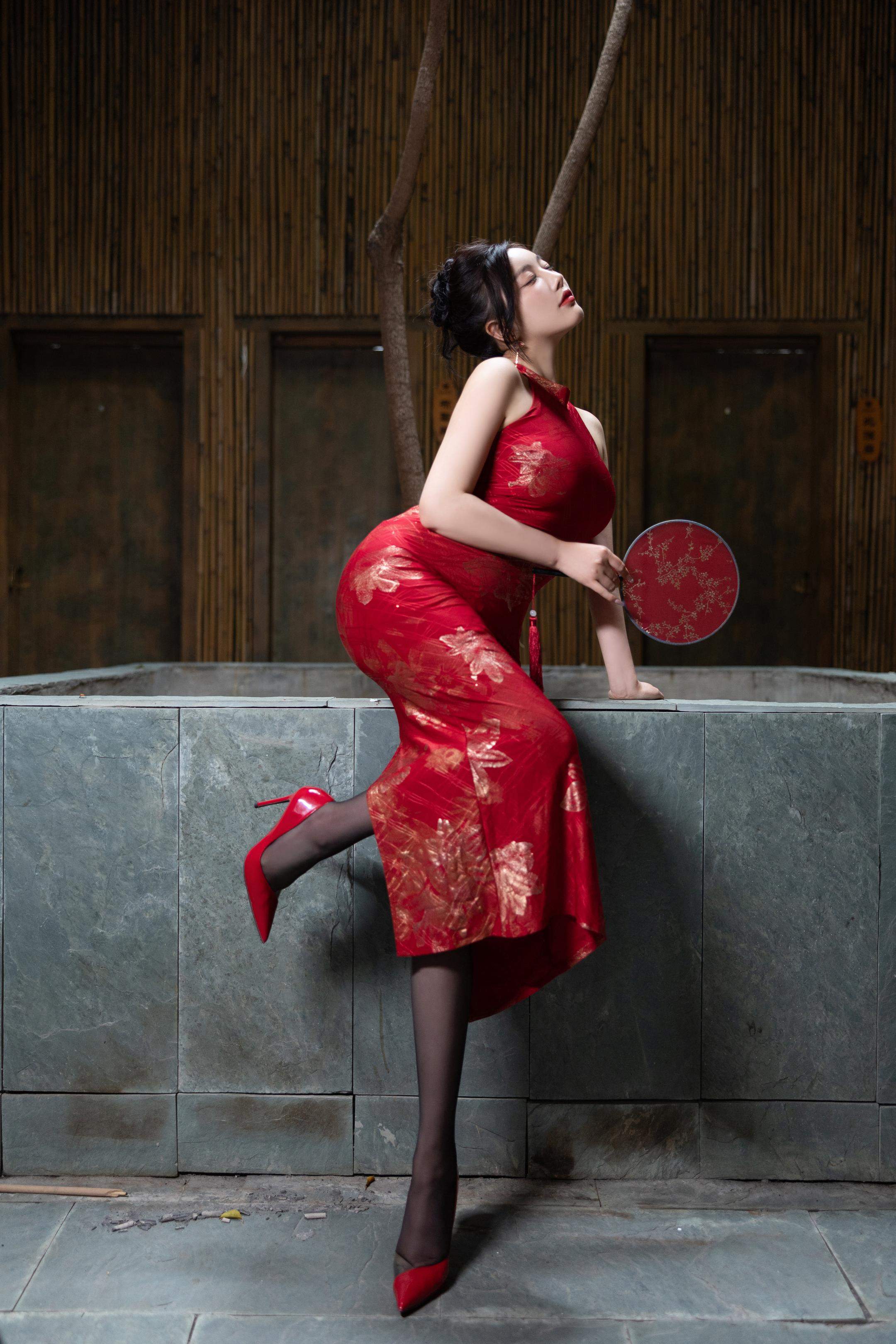 写真] 杨晨晨Yome - 秀人网紅色旗袍：赤い旗袍と黒ストッキング、高ヒールの組み合わせで東洋の魅力とセクシーさが融合した109P