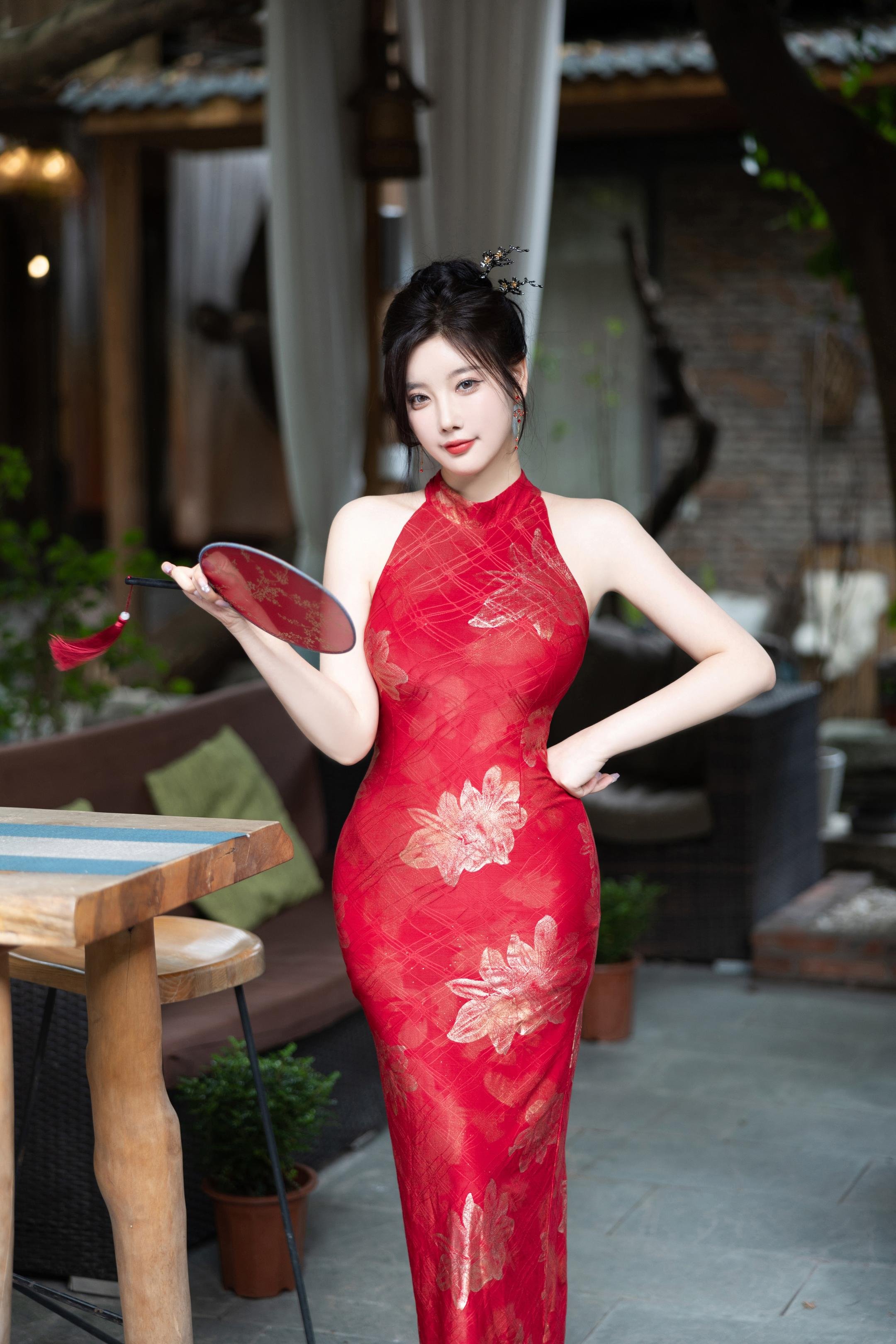 Ảnh] 杨晨晨Yome - Mẫu Nữ Mạng Xã Hội Trong Áo Dài Đỏ: Sự Kết Hợp Giữa Áo Dài Đỏ, Tất Đen Và Giày Cao Gót, Hòa Quyện Vẻ Đẹp Phương Đông Và Sự Quyến Rũ, Không Gian Riêng Tư Với Làn Da Mịn Màng, Đường Cong Êm Ái 109P