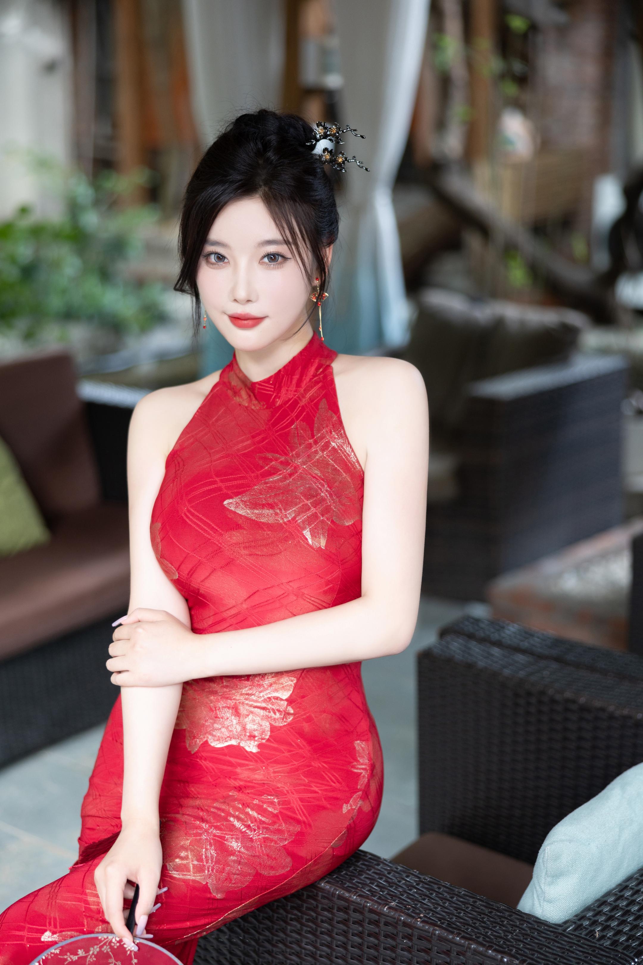 Ảnh] 杨晨晨Yome - Mẫu Nữ Mạng Xã Hội Trong Áo Dài Đỏ: Sự Kết Hợp Giữa Áo Dài Đỏ, Tất Đen Và Giày Cao Gót, Hòa Quyện Vẻ Đẹp Phương Đông Và Sự Quyến Rũ, Không Gian Riêng Tư Với Làn Da Mịn Màng, Đường Cong Êm Ái 109P