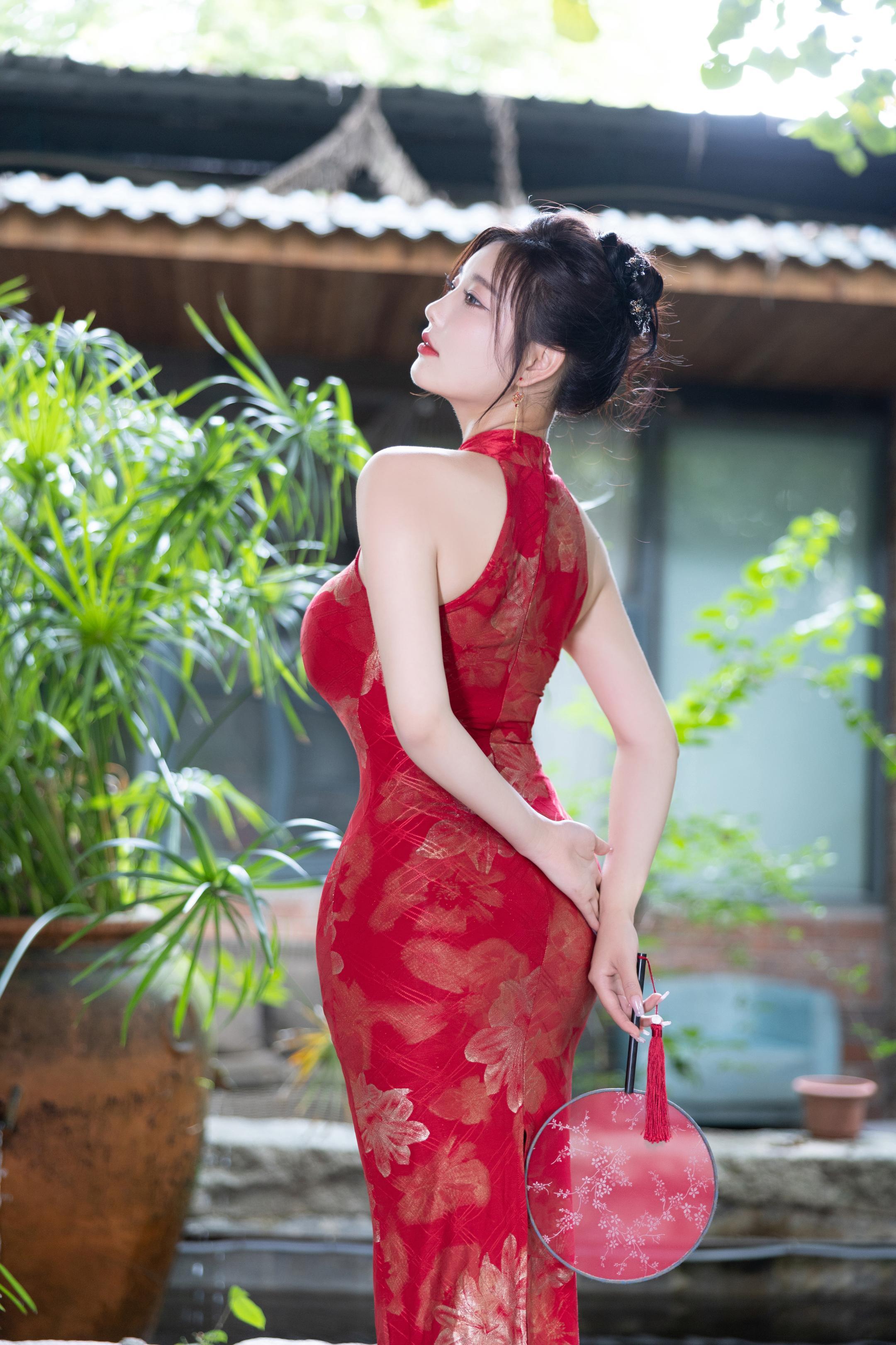 写真] 杨晨晨Yome - 秀人网紅色旗袍：赤い旗袍と黒ストッキング、高ヒールの組み合わせで東洋の魅力とセクシーさが融合した109P