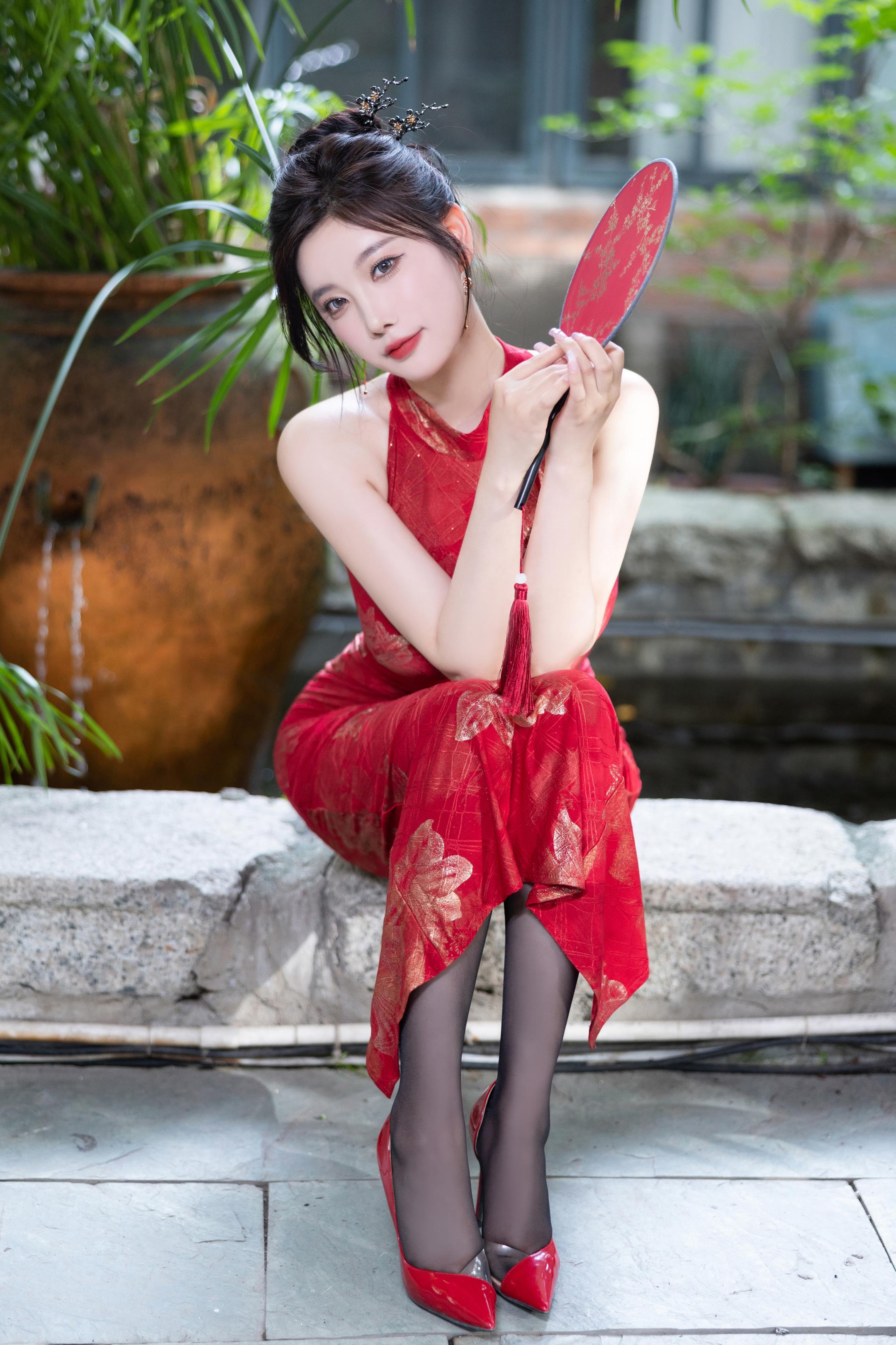 写真] 杨晨晨Yome - 秀人网紅色旗袍：赤い旗袍と黒ストッキング、高ヒールの組み合わせで東洋の魅力とセクシーさが融合した109P