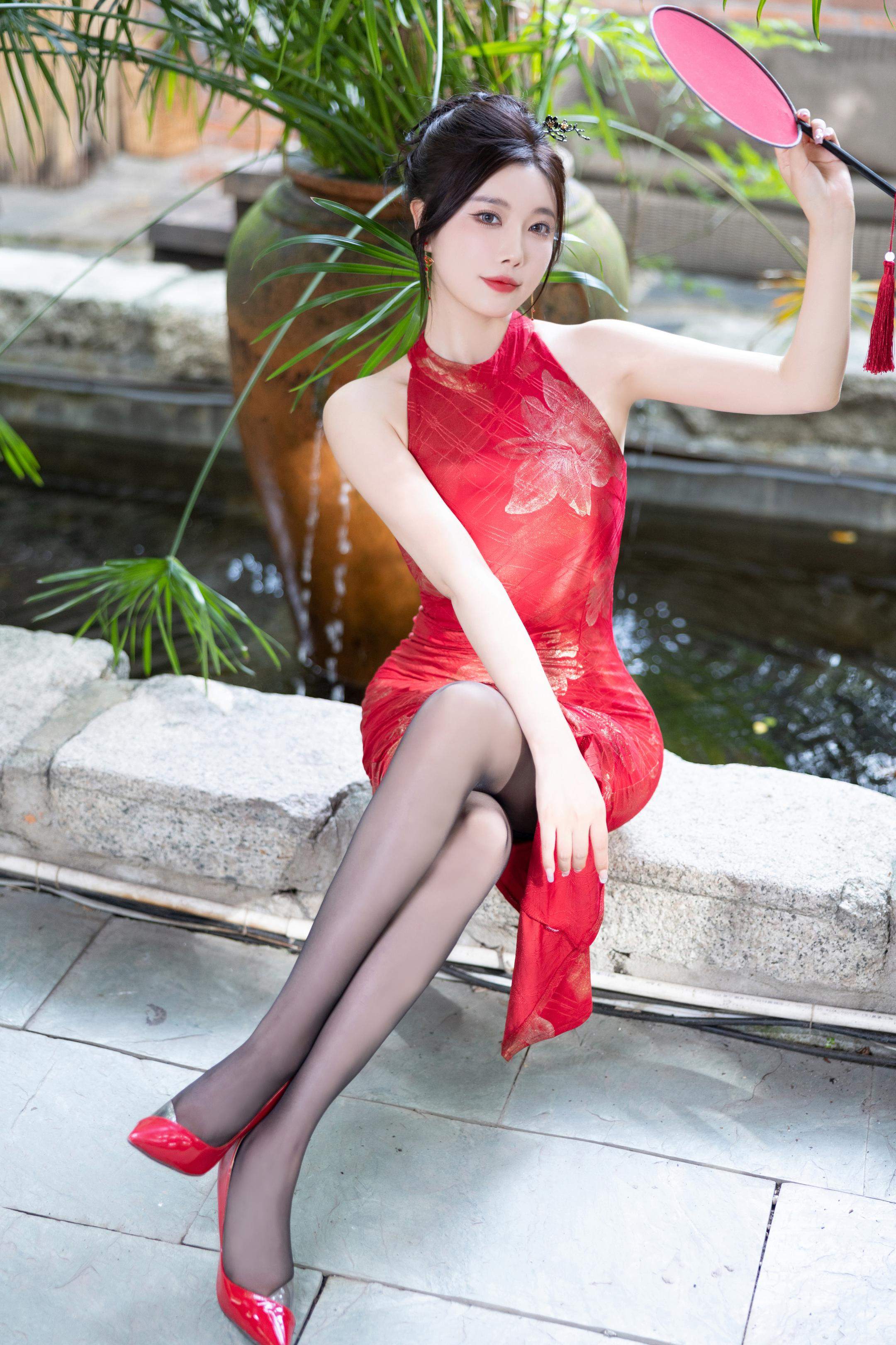 写真] 杨晨晨Yome - 秀人网紅色旗袍：赤い旗袍と黒ストッキング、高ヒールの組み合わせで東洋の魅力とセクシーさが融合した109P