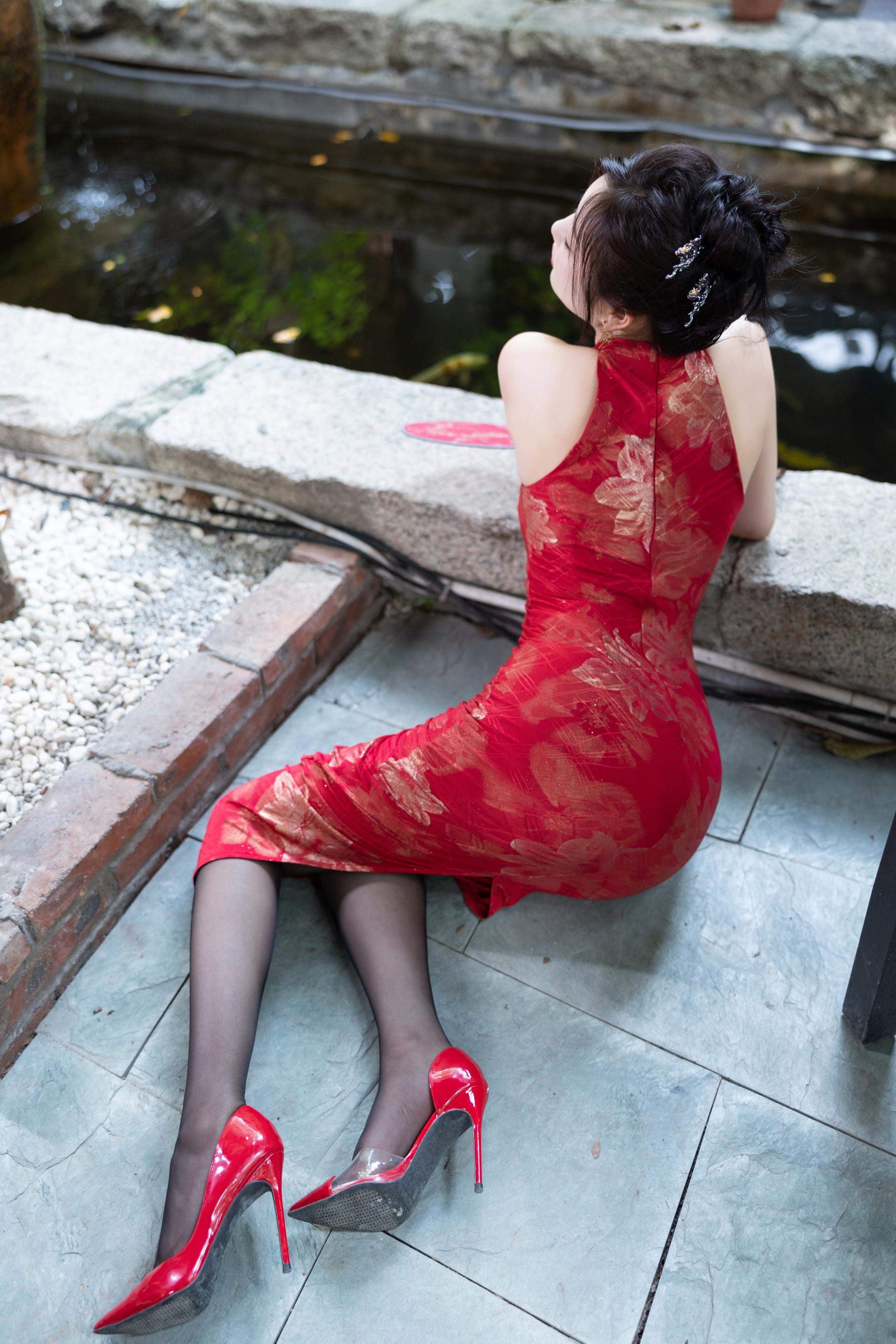 写真] 杨晨晨Yome - 秀人网紅色旗袍：赤い旗袍と黒ストッキング、高ヒールの組み合わせで東洋の魅力とセクシーさが融合した109P