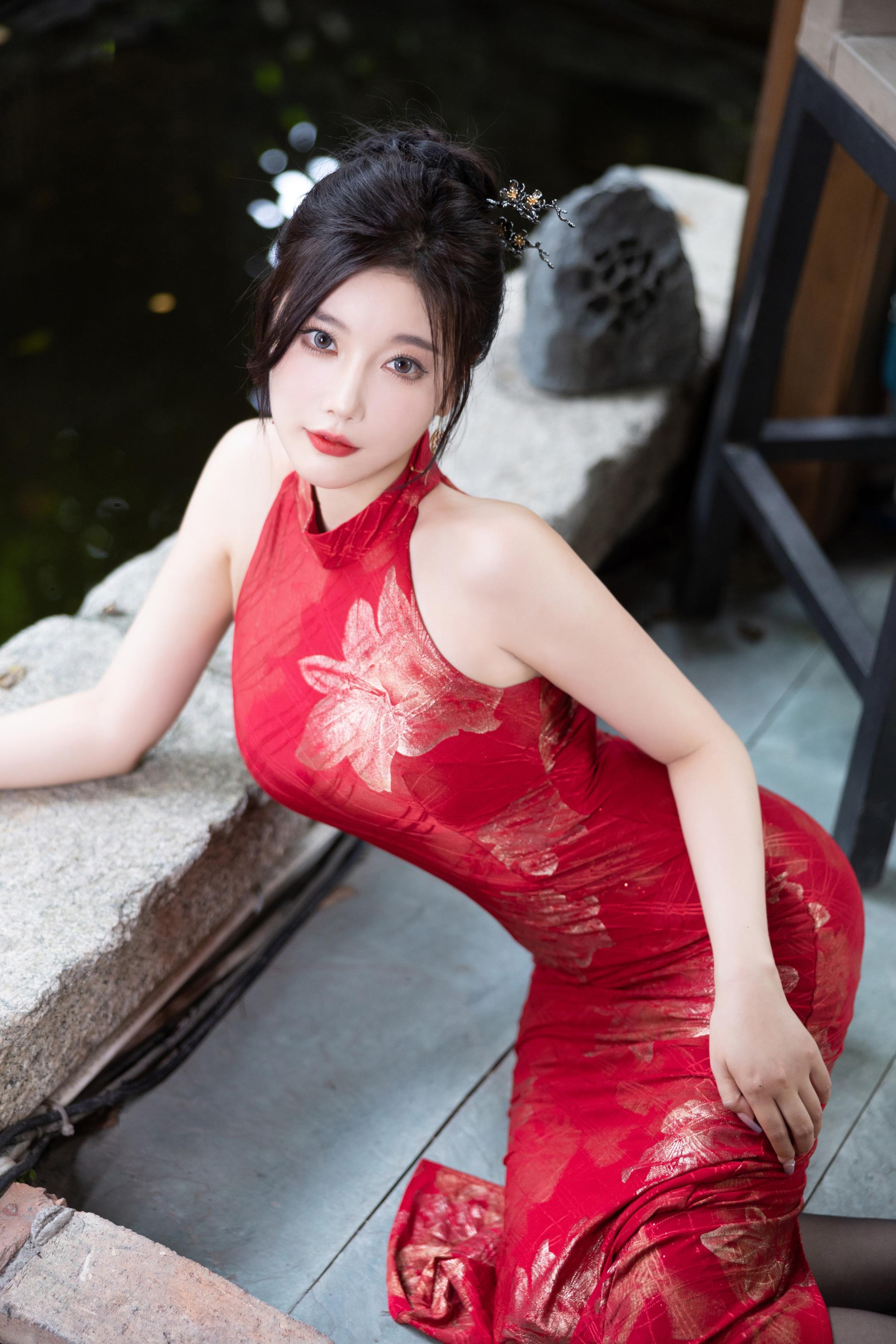 写真] 杨晨晨Yome - 秀人网紅色旗袍：赤い旗袍と黒ストッキング、高ヒールの組み合わせで東洋の魅力とセクシーさが融合した109P