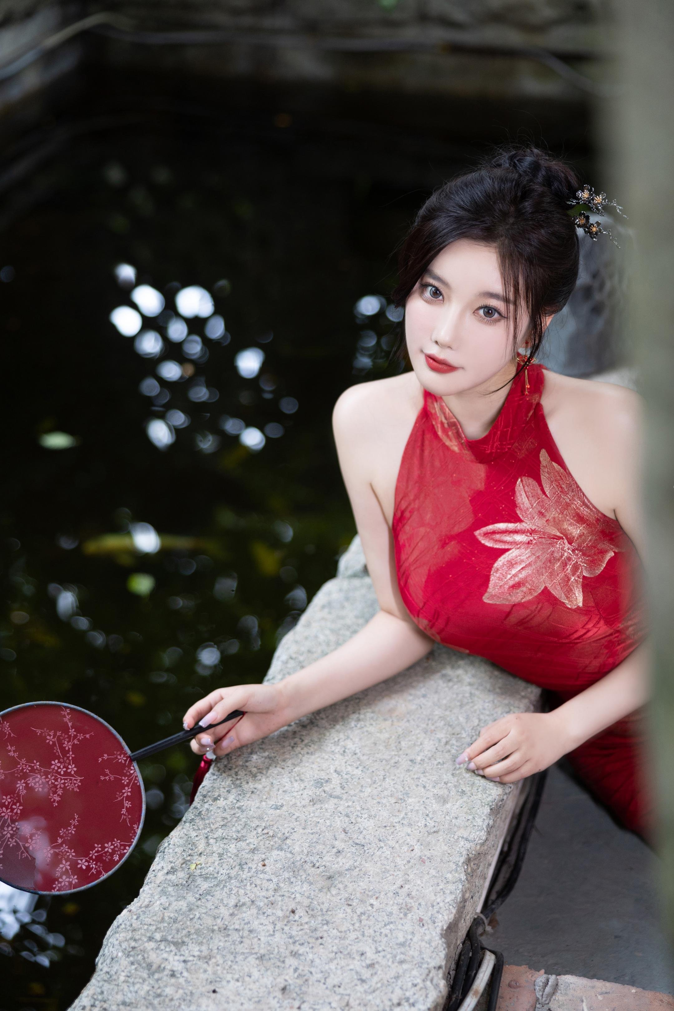 写真] 杨晨晨Yome - 秀人网紅色旗袍：赤い旗袍と黒ストッキング、高ヒールの組み合わせで東洋の魅力とセクシーさが融合した109P