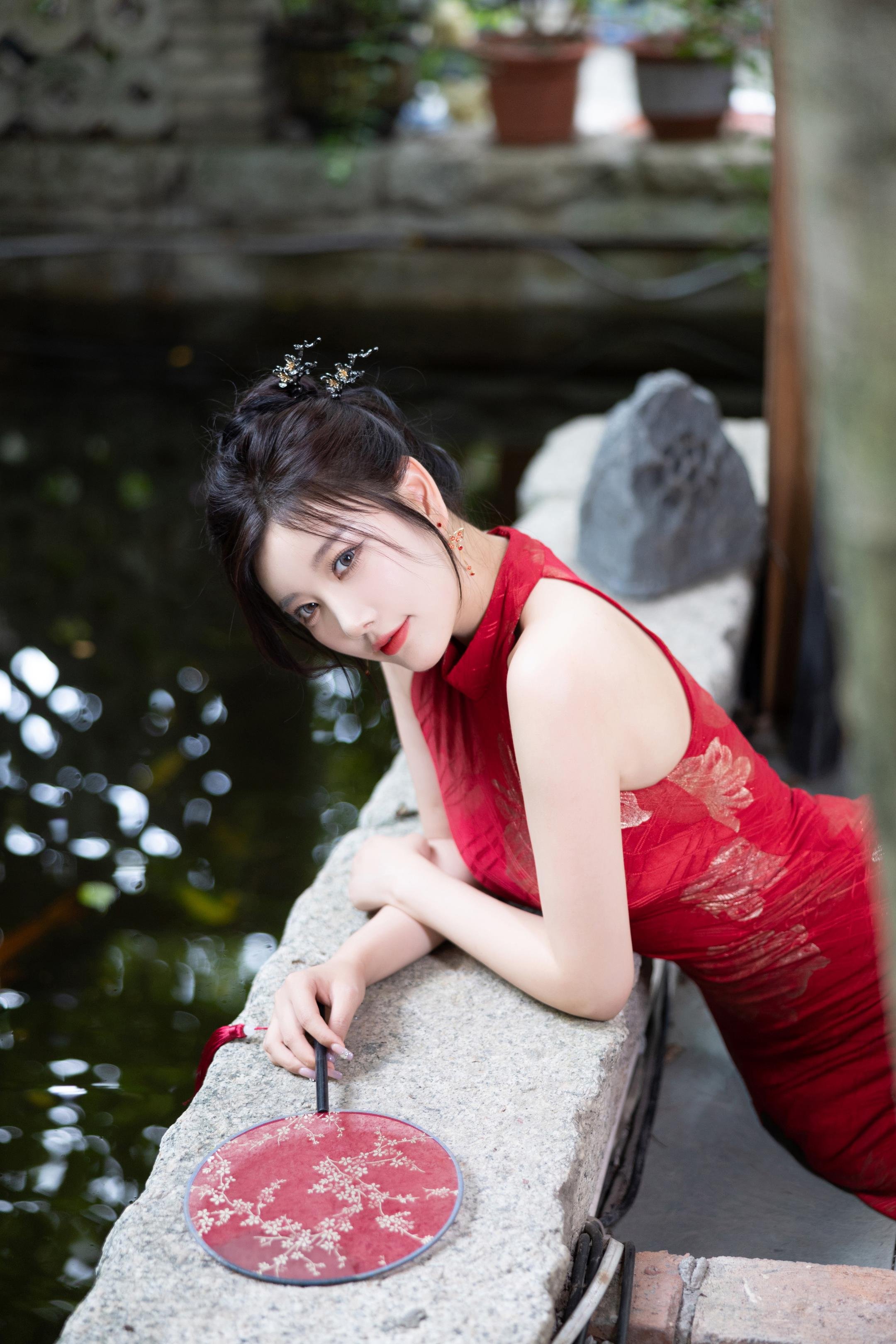 写真] 杨晨晨Yome - 秀人网紅色旗袍：赤い旗袍と黒ストッキング、高ヒールの組み合わせで東洋の魅力とセクシーさが融合した109P