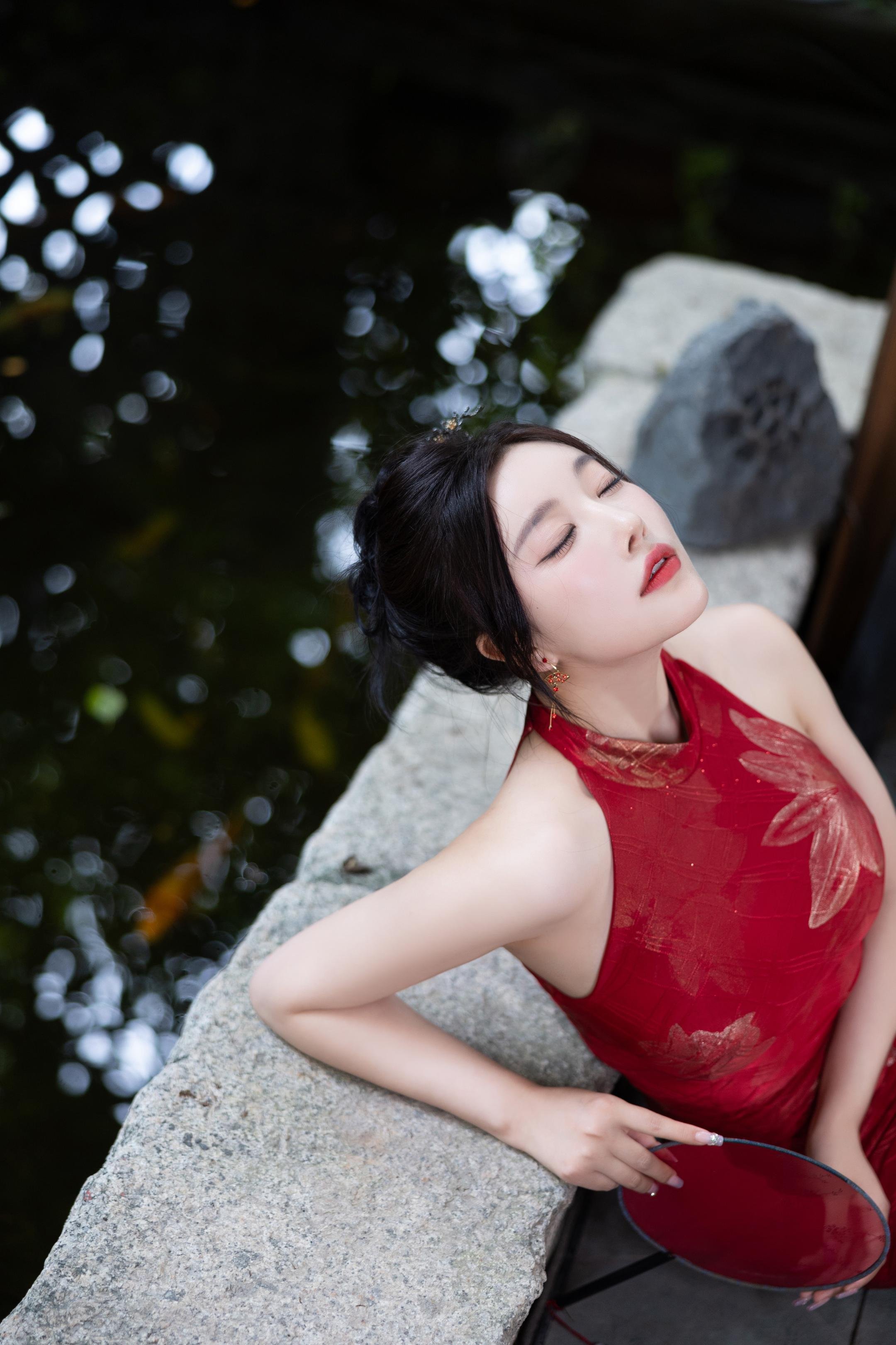 Ảnh] 杨晨晨Yome - Mẫu Nữ Mạng Xã Hội Trong Áo Dài Đỏ: Sự Kết Hợp Giữa Áo Dài Đỏ, Tất Đen Và Giày Cao Gót, Hòa Quyện Vẻ Đẹp Phương Đông Và Sự Quyến Rũ, Không Gian Riêng Tư Với Làn Da Mịn Màng, Đường Cong Êm Ái 109P