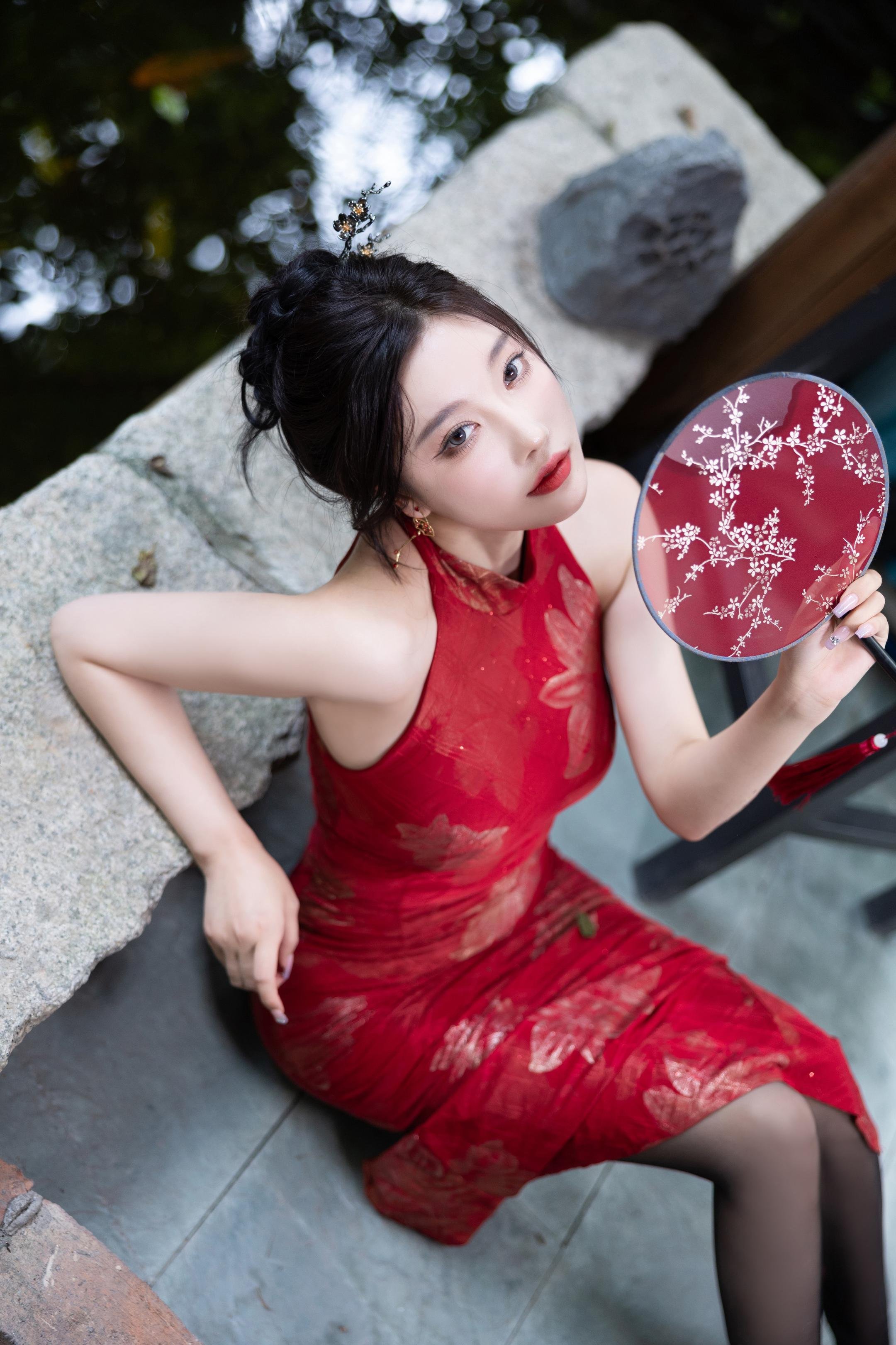 Ảnh] 杨晨晨Yome - Mẫu Nữ Mạng Xã Hội Trong Áo Dài Đỏ: Sự Kết Hợp Giữa Áo Dài Đỏ, Tất Đen Và Giày Cao Gót, Hòa Quyện Vẻ Đẹp Phương Đông Và Sự Quyến Rũ, Không Gian Riêng Tư Với Làn Da Mịn Màng, Đường Cong Êm Ái 109P