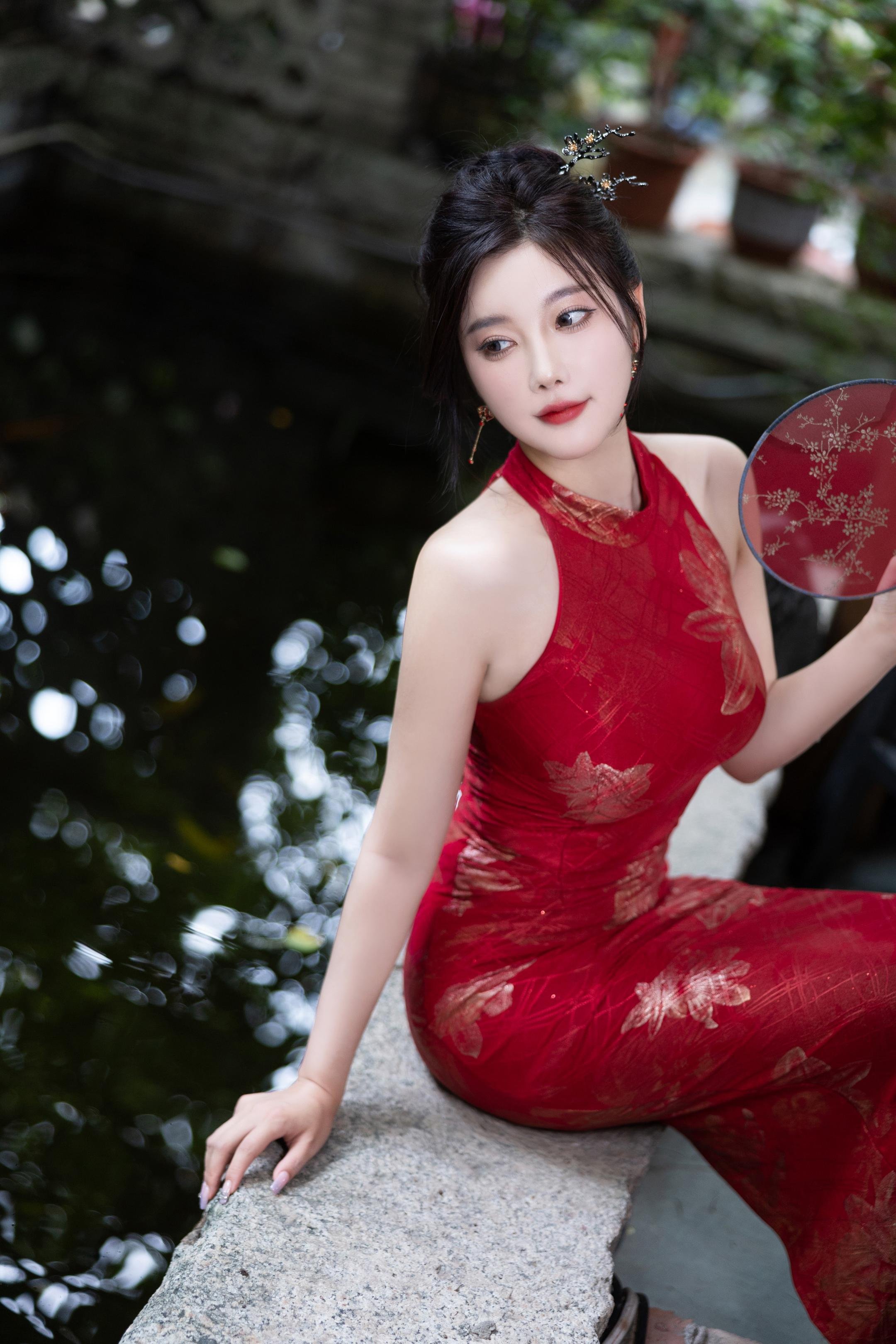 Ảnh] 杨晨晨Yome - Mẫu Nữ Mạng Xã Hội Trong Áo Dài Đỏ: Sự Kết Hợp Giữa Áo Dài Đỏ, Tất Đen Và Giày Cao Gót, Hòa Quyện Vẻ Đẹp Phương Đông Và Sự Quyến Rũ, Không Gian Riêng Tư Với Làn Da Mịn Màng, Đường Cong Êm Ái 109P
