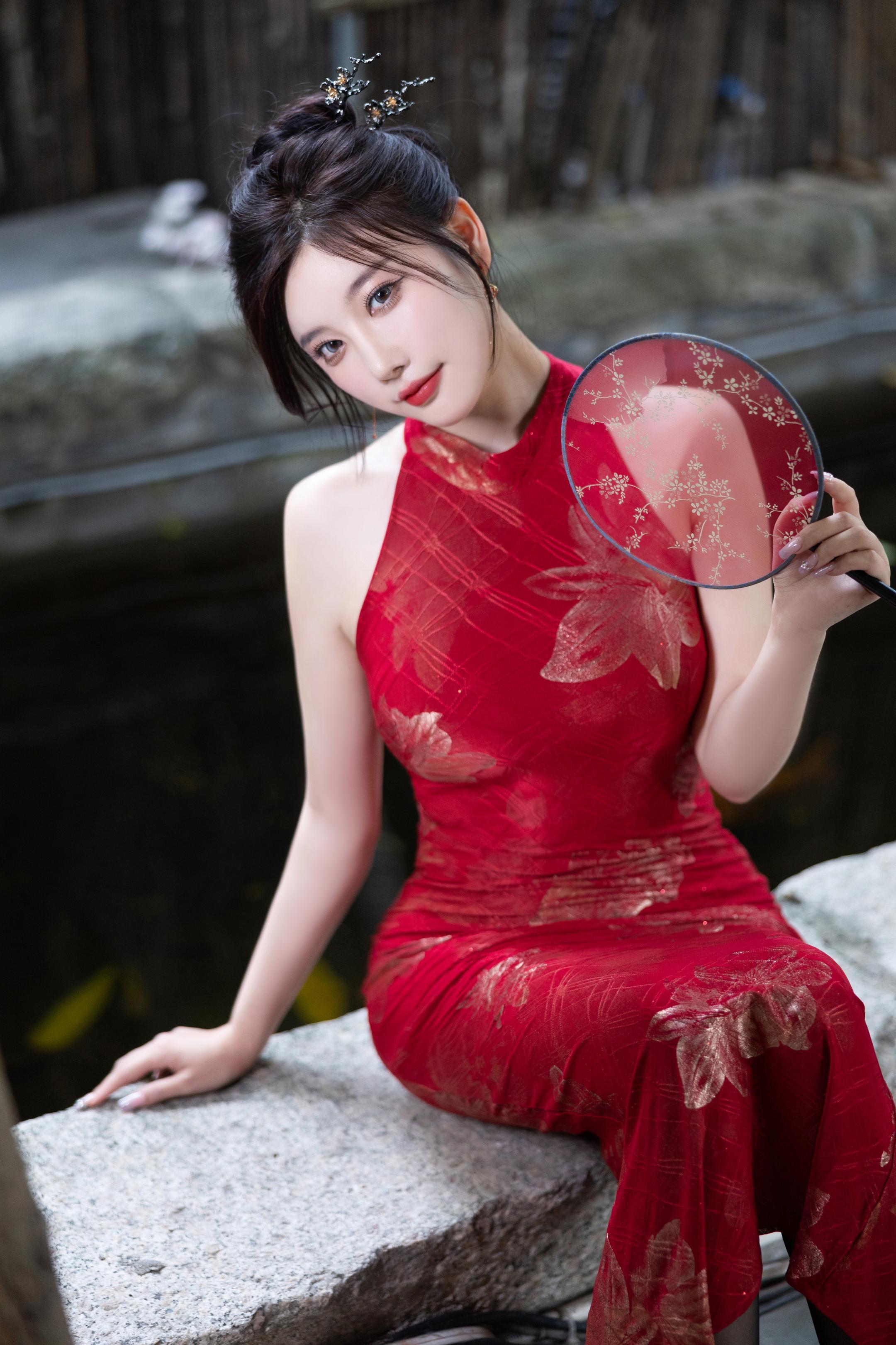 Ảnh] 杨晨晨Yome - Mẫu Nữ Mạng Xã Hội Trong Áo Dài Đỏ: Sự Kết Hợp Giữa Áo Dài Đỏ, Tất Đen Và Giày Cao Gót, Hòa Quyện Vẻ Đẹp Phương Đông Và Sự Quyến Rũ, Không Gian Riêng Tư Với Làn Da Mịn Màng, Đường Cong Êm Ái 109P