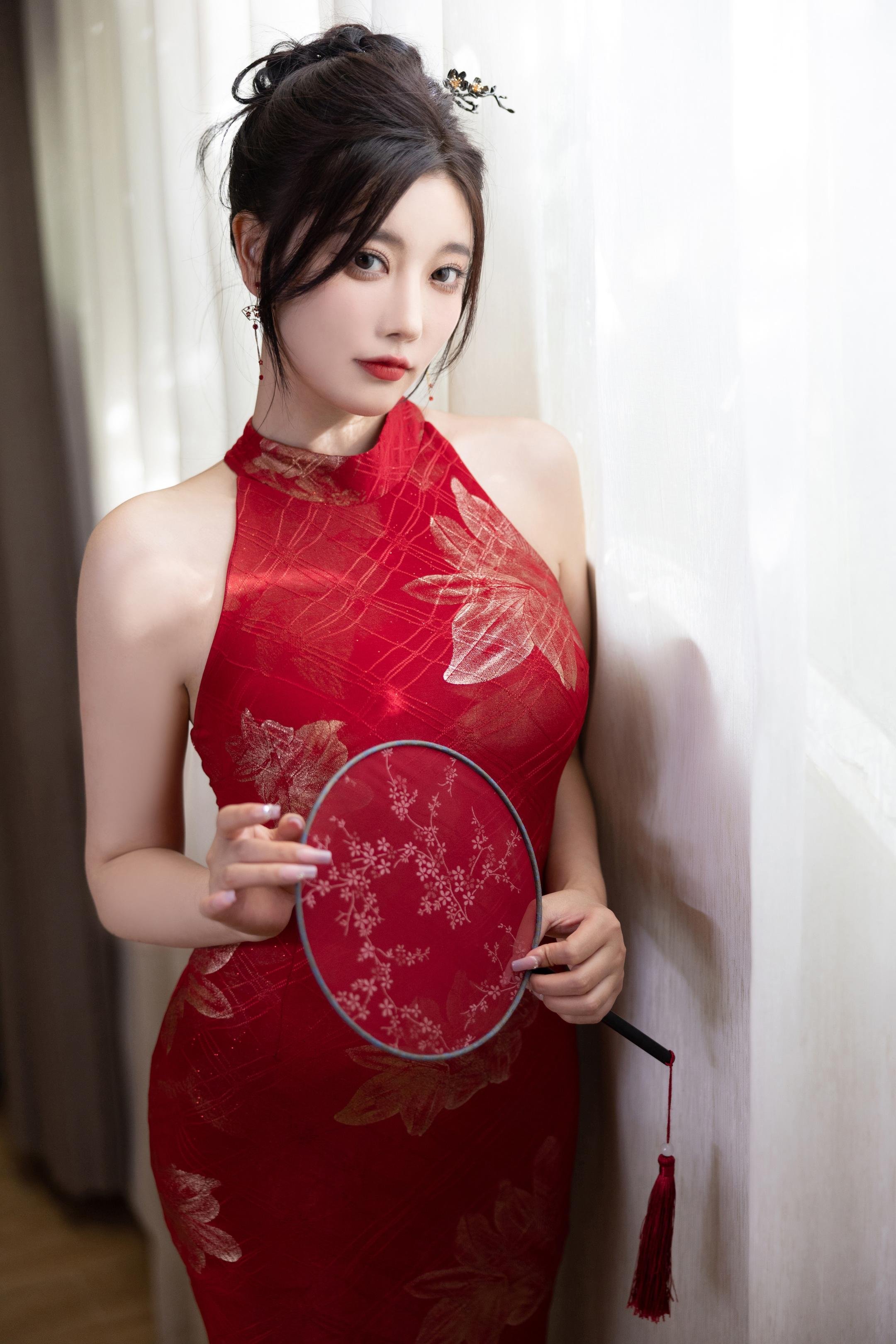 Ảnh] 杨晨晨Yome - Mẫu Nữ Mạng Xã Hội Trong Áo Dài Đỏ: Sự Kết Hợp Giữa Áo Dài Đỏ, Tất Đen Và Giày Cao Gót, Hòa Quyện Vẻ Đẹp Phương Đông Và Sự Quyến Rũ, Không Gian Riêng Tư Với Làn Da Mịn Màng, Đường Cong Êm Ái 109P