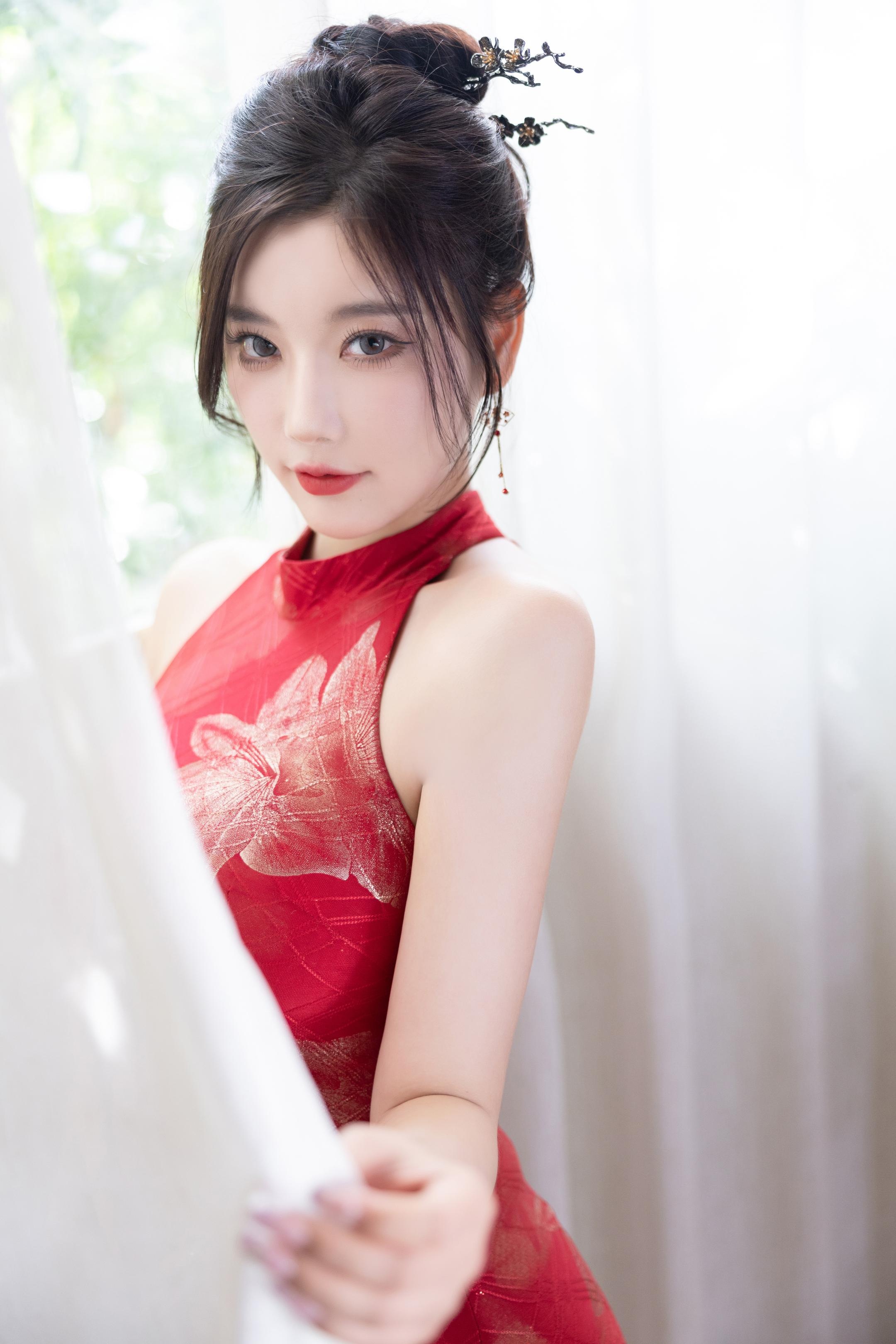 Ảnh] 杨晨晨Yome - Mẫu Nữ Mạng Xã Hội Trong Áo Dài Đỏ: Sự Kết Hợp Giữa Áo Dài Đỏ, Tất Đen Và Giày Cao Gót, Hòa Quyện Vẻ Đẹp Phương Đông Và Sự Quyến Rũ, Không Gian Riêng Tư Với Làn Da Mịn Màng, Đường Cong Êm Ái 109P