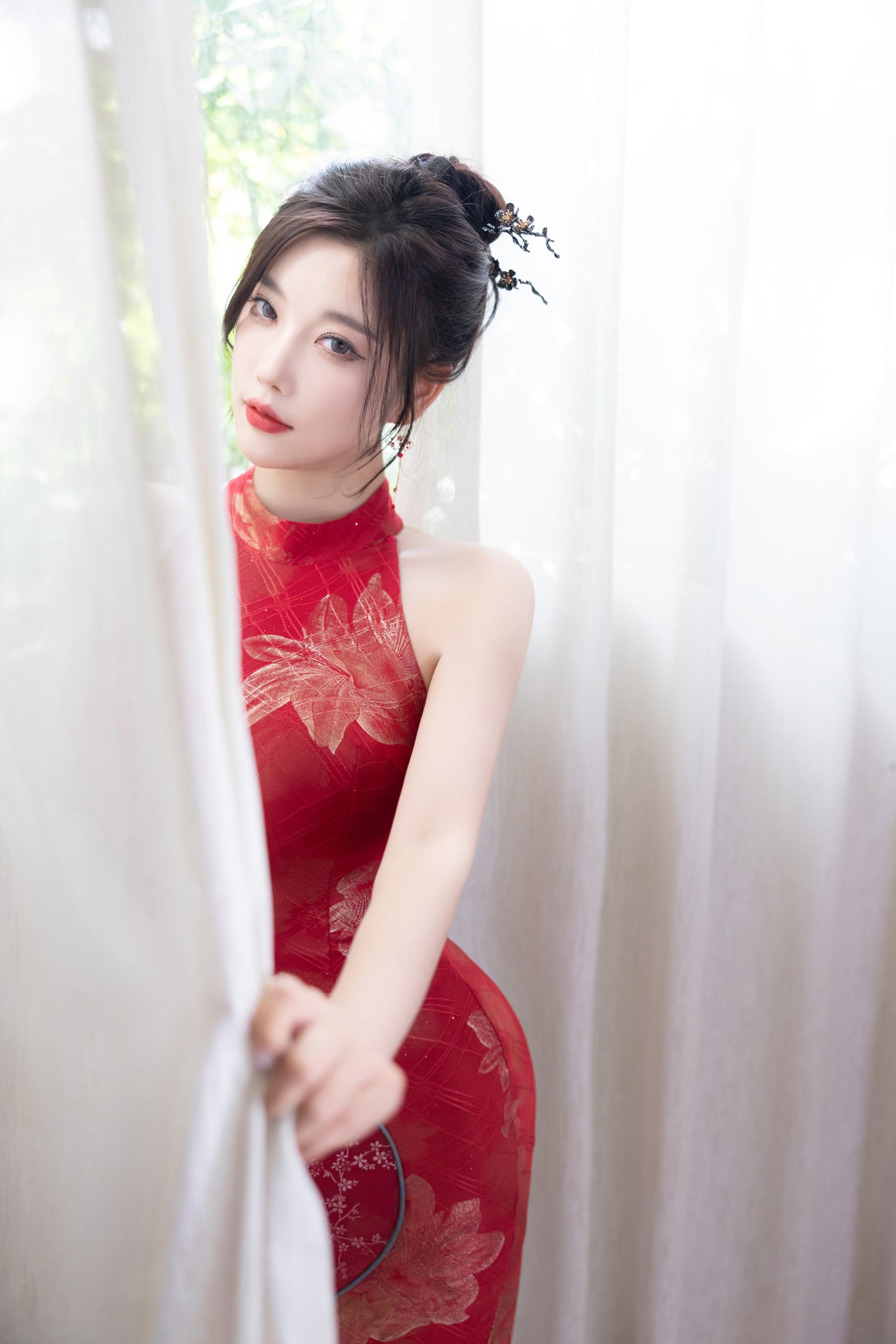 Ảnh] 杨晨晨Yome - Mẫu Nữ Mạng Xã Hội Trong Áo Dài Đỏ: Sự Kết Hợp Giữa Áo Dài Đỏ, Tất Đen Và Giày Cao Gót, Hòa Quyện Vẻ Đẹp Phương Đông Và Sự Quyến Rũ, Không Gian Riêng Tư Với Làn Da Mịn Màng, Đường Cong Êm Ái 109P