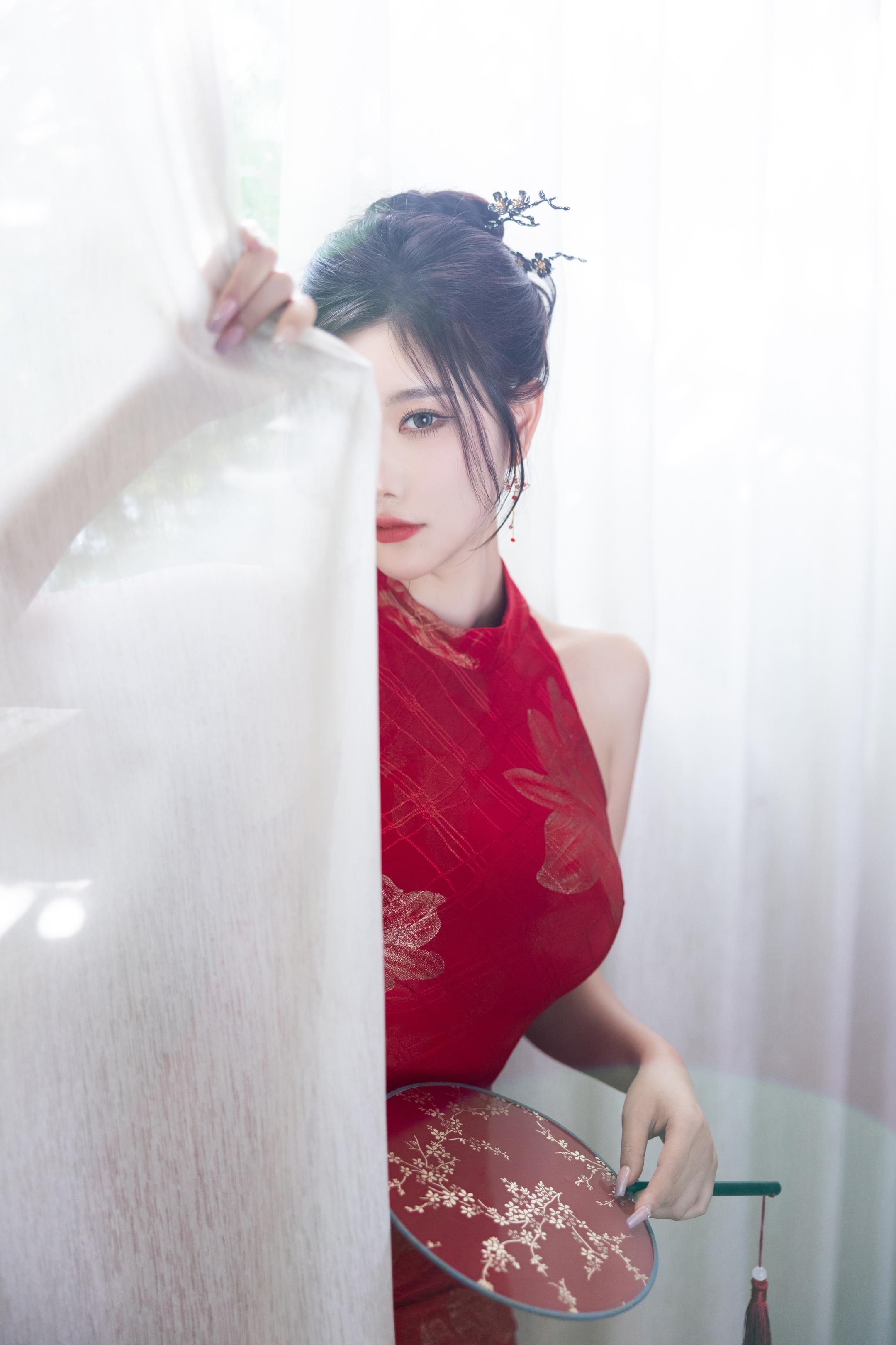 사진] 양천천Yome - 수인网红 빨간 치파오: 빨간 치파오 스타일에 검은 스타킹과 하이힐 조화, 동양의 멋과 섹시한 매력의 융합, 섬세한 피부와 부드러운 곡선의 분위기 109P