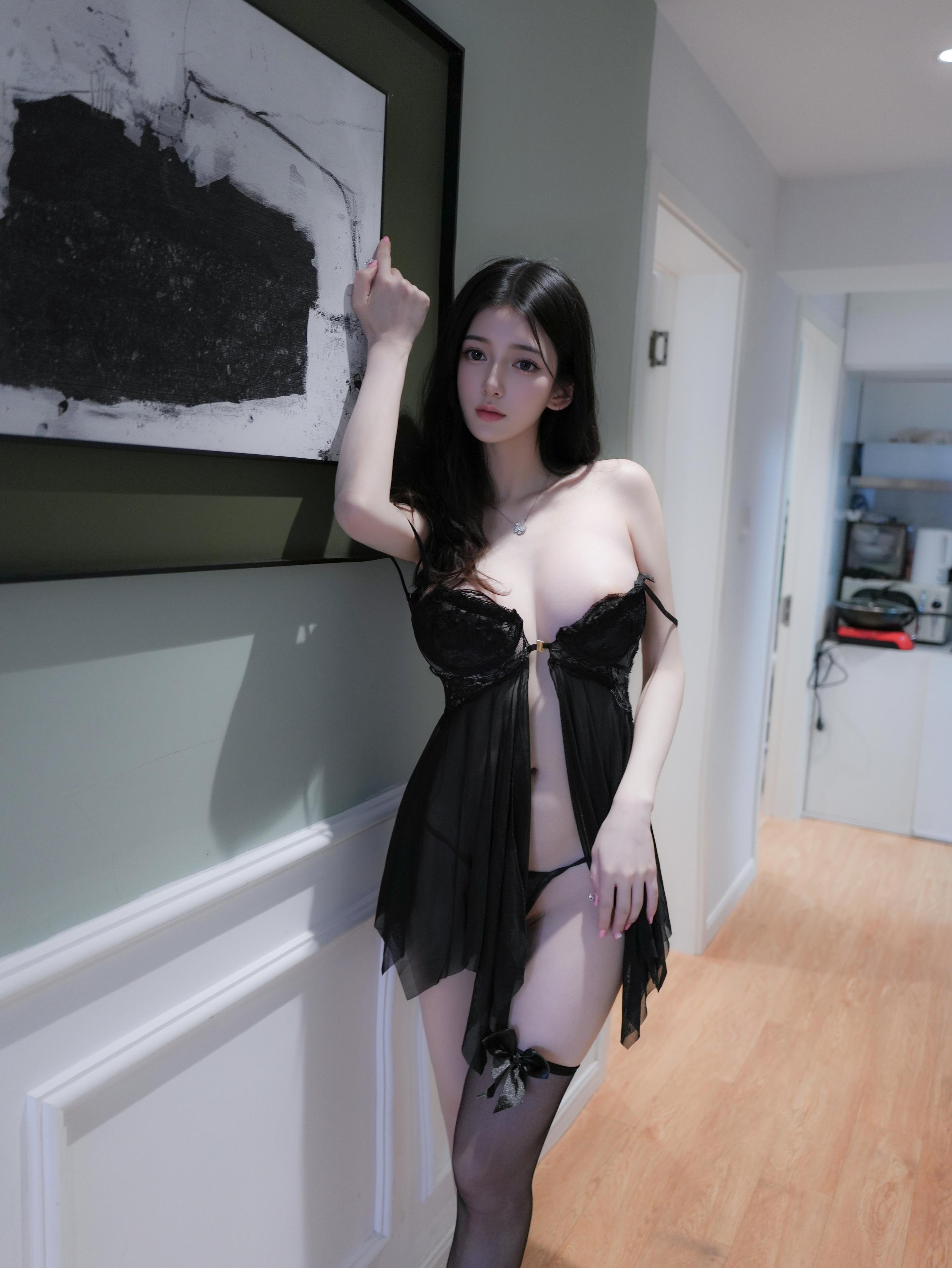 写真] 白小蝶 - 秀人网の黒いドレス：黒いドレスに黒いストッキングとハイヒールを合わせた、室内の私房で優雅さとセクシーさが共存する87枚の作品