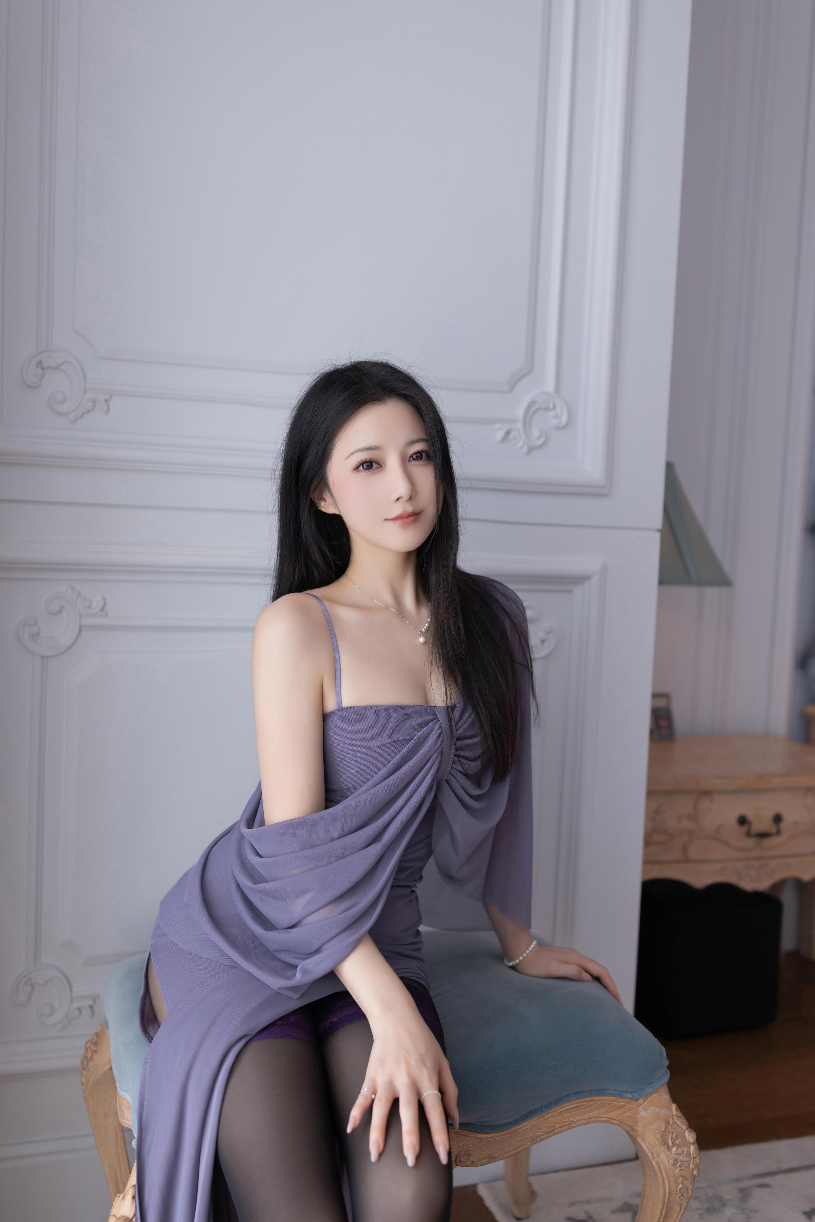 Photos] Caviar Fish - Purple Stockings Theme in Indoor Setting: High Heels Complementing Long Legs, Evoking a Mature and Seductive Atmosphere, 120P