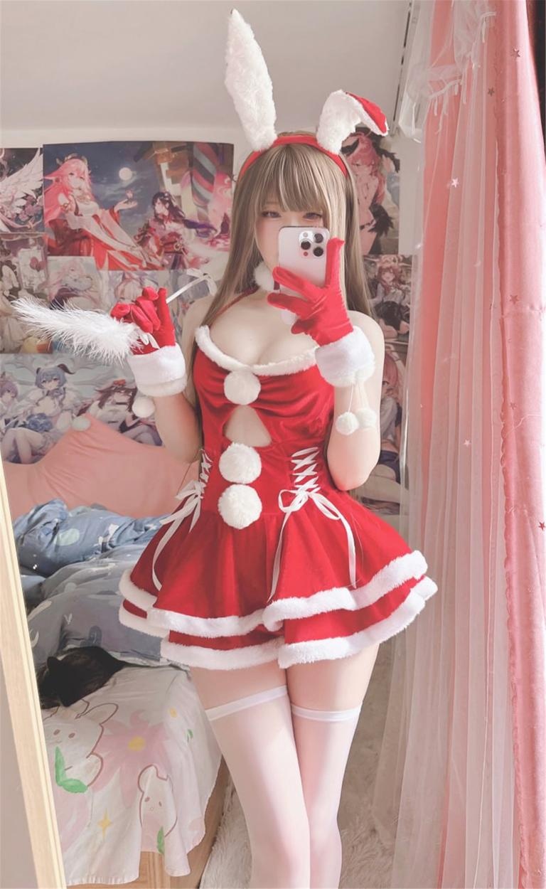 có phong cách] 习呆呆 - cosplay Bunniesanta: Người mẫu thực tế sexy thỏ Giáng Sinh với mũ thỏ, trang phục rách, ngực khủng, tất trắng, quyến rũ tột độ 18P+2V