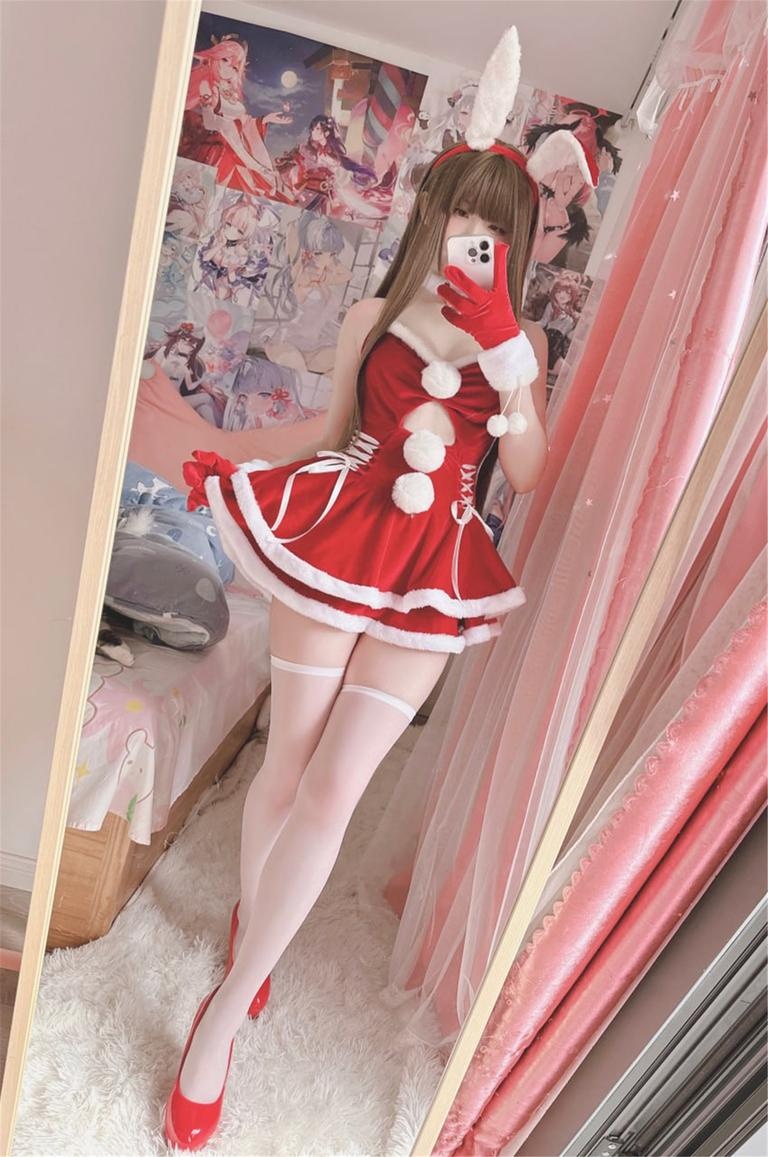 có phong cách] 习呆呆 - cosplay Bunniesanta: Người mẫu thực tế sexy thỏ Giáng Sinh với mũ thỏ, trang phục rách, ngực khủng, tất trắng, quyến rũ tột độ 18P+2V