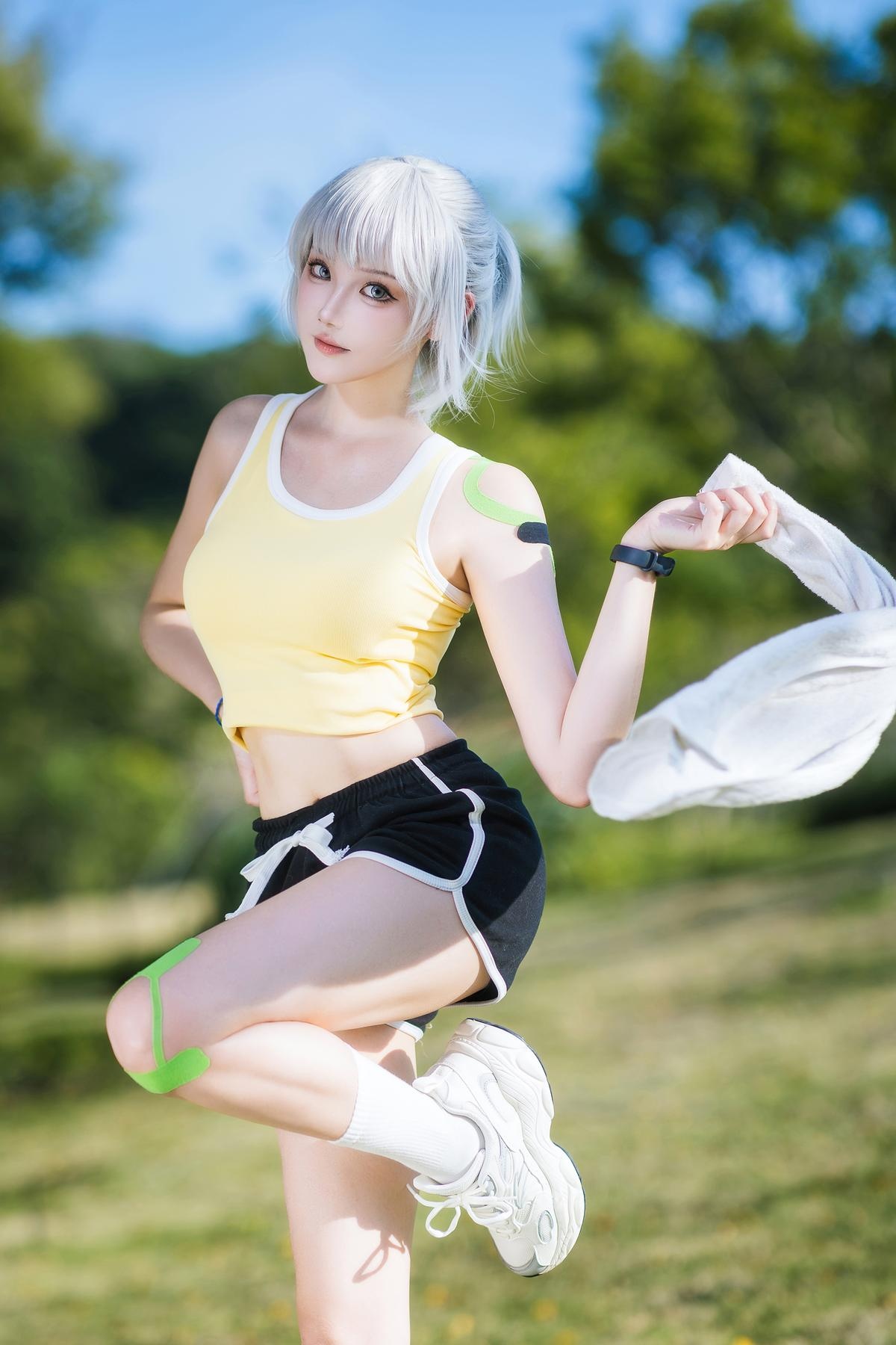 Cosplay] Guaxi-chan - Ling Cage: Bai Yue Kui Sportswear - Classic Sportswear Style Recreated with a Blend of Elegance and Character Essence, Showcasing Strength and Aesthetic Lines in a Simple Setting - 15P