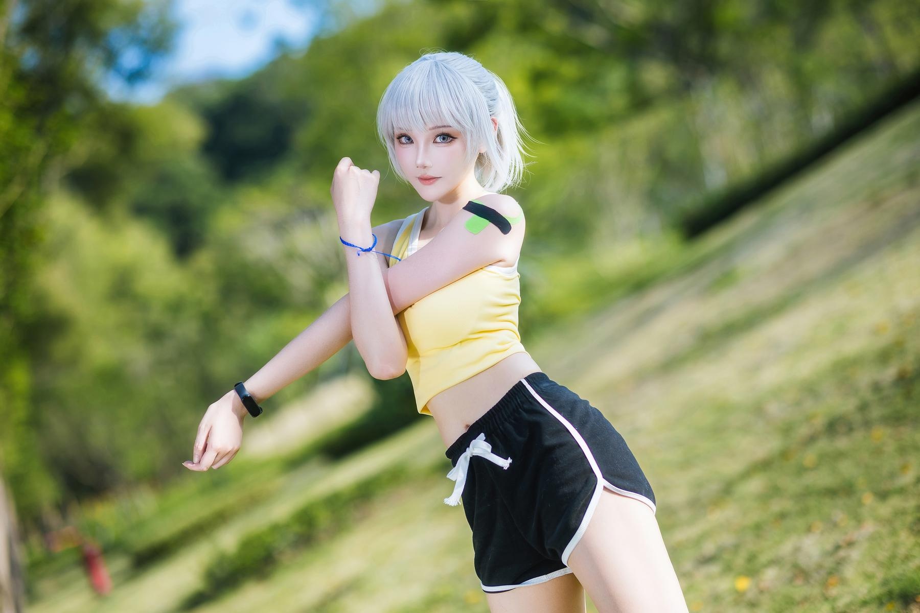 Cosplay] Guaxi-chan - Ling Cage: Bai Yue Kui Sportswear - Classic Sportswear Style Recreated with a Blend of Elegance and Character Essence, Showcasing Strength and Aesthetic Lines in a Simple Setting - 15P