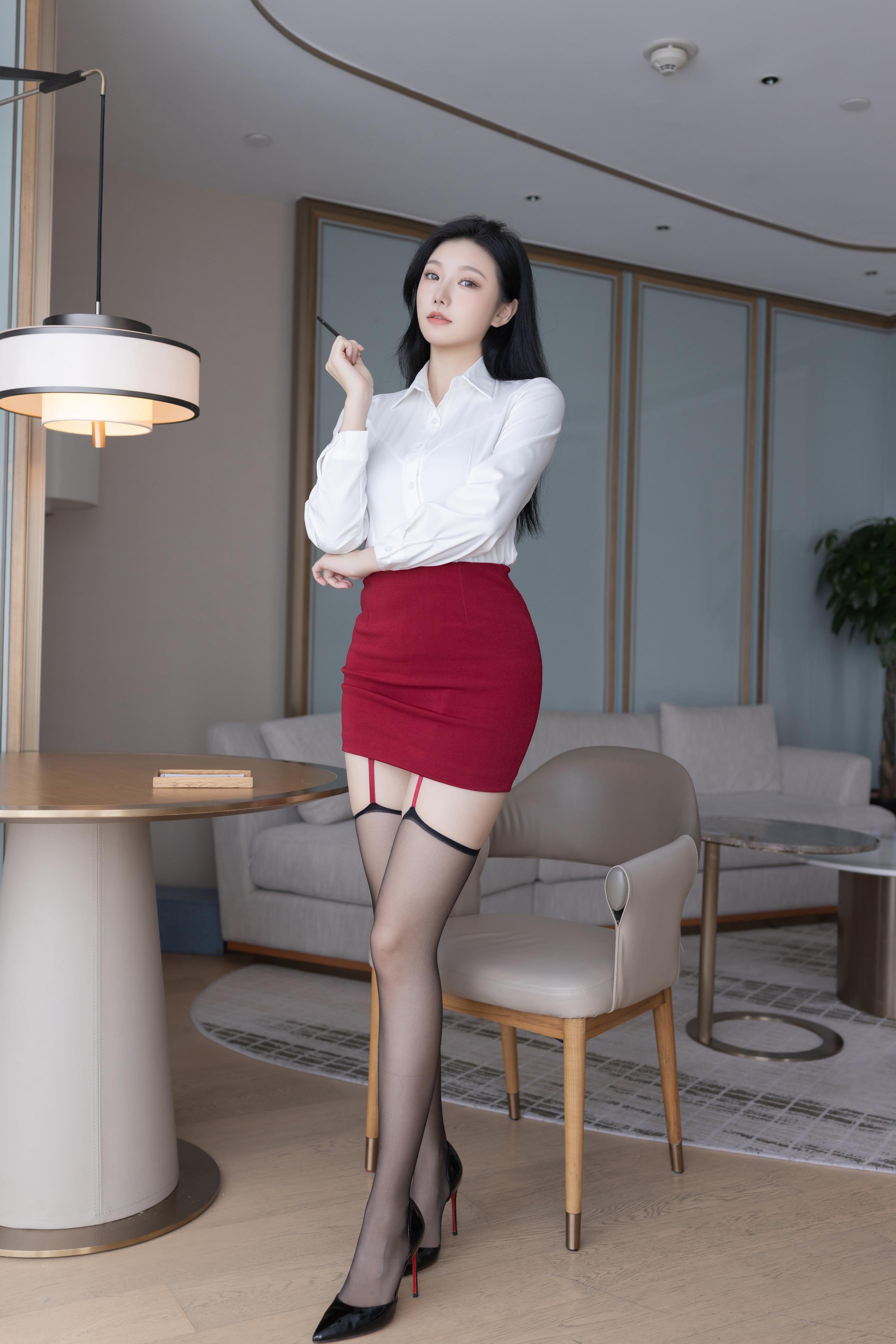 Photos] Anran - Xiuren's Trendy OL Dress: Red OL Dress Style Showcasing a Blend of Elegance and Sexiness with High Heels for a Long-Legged Look in an Intimate Indoor Atmosphere, 90P