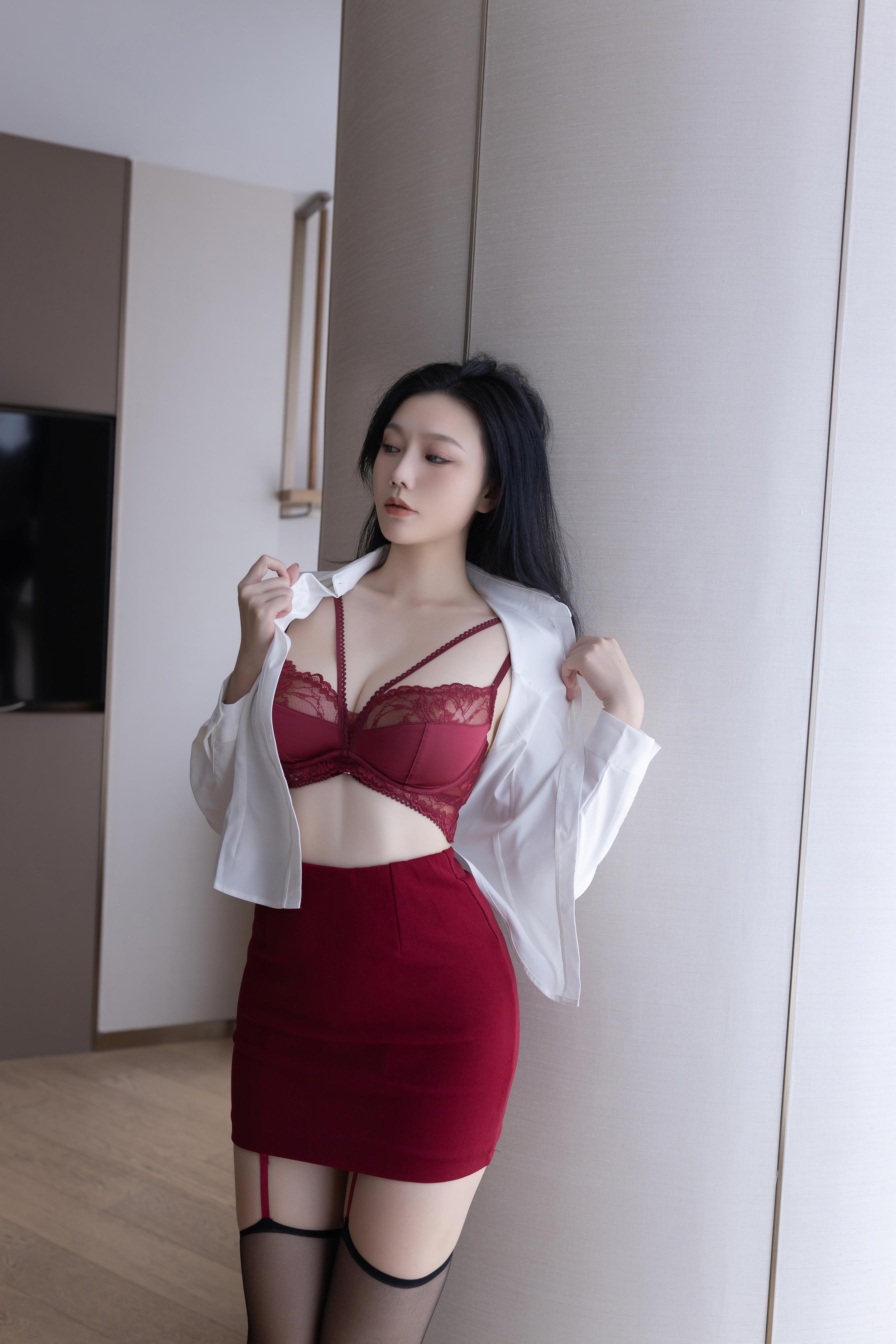 [写真] 安然anran - 秀人网红裙OL：红色OL连衣裙造型 展现干练与性感并存的都市气质 高跟鞋搭配修长身形 室内氛围感私房写真 90P
