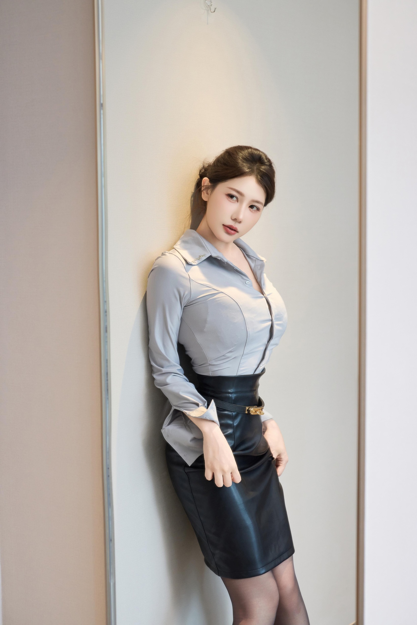 '[Ảnh] 尹甜甜sunny - Váy da công sở: Phong cách công sở vừa thanh lịch vừa quyến rũ, chụp trong không gian nội thất, thể hiện phong cách riêng với đường nét sắc sảo, chất liệu trưởng thành 97P'