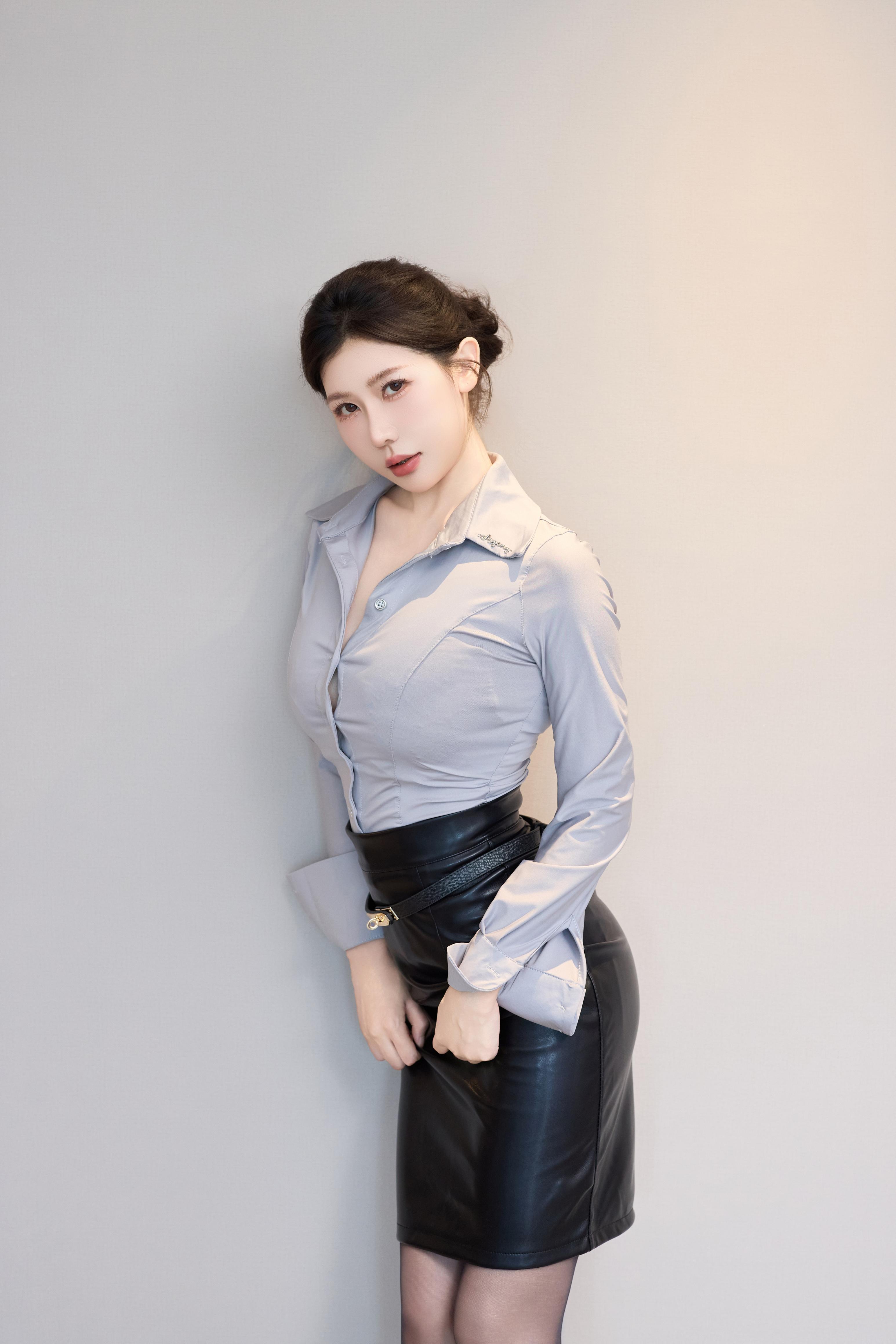 '[Ảnh] 尹甜甜sunny - Váy da công sở: Phong cách công sở vừa thanh lịch vừa quyến rũ, chụp trong không gian nội thất, thể hiện phong cách riêng với đường nét sắc sảo, chất liệu trưởng thành 97P'