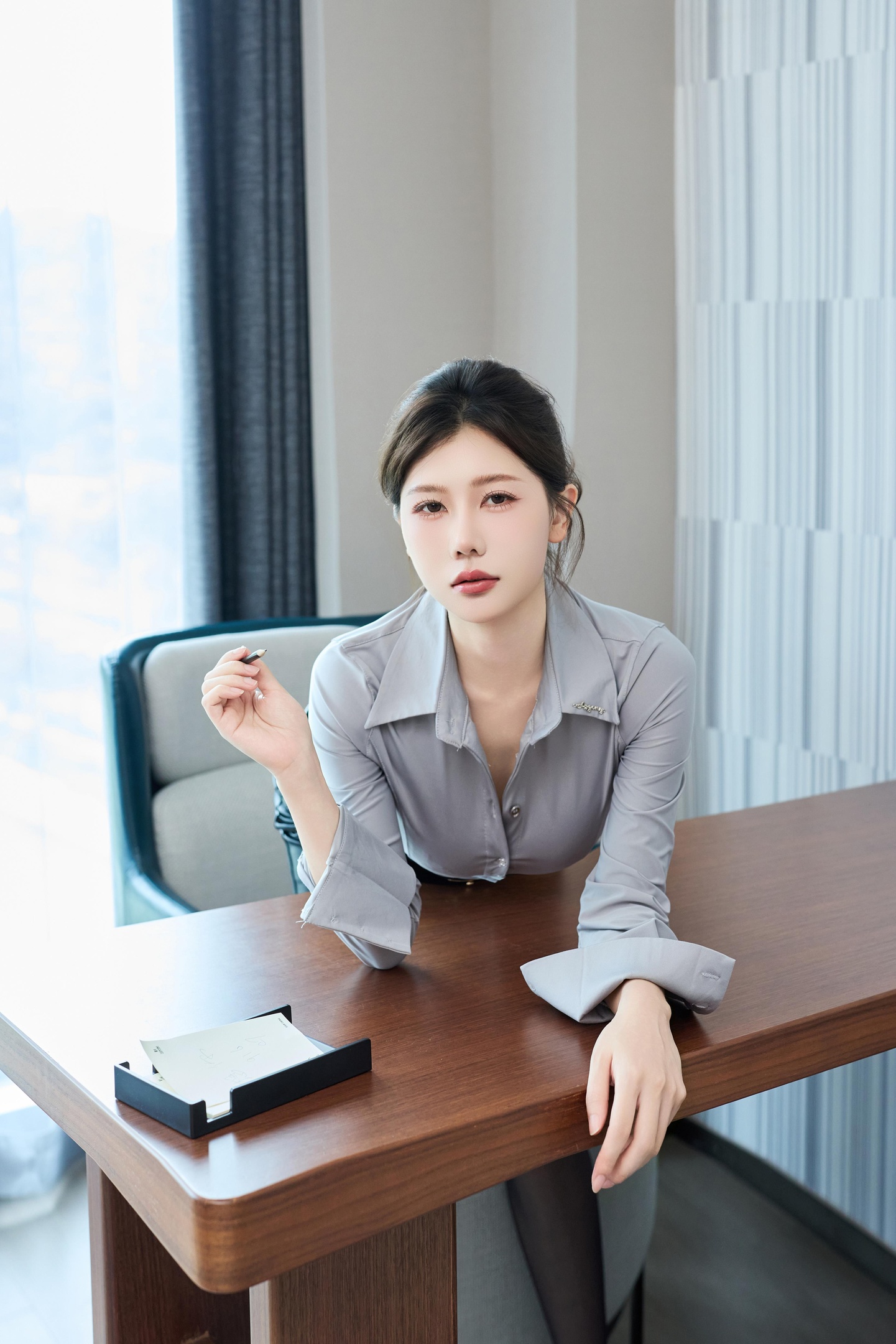 写真] 尹甜甜sunny - 秀人网OL皮裙：洗練されたセクシーさを兼ね備えたOLスタイル 97P