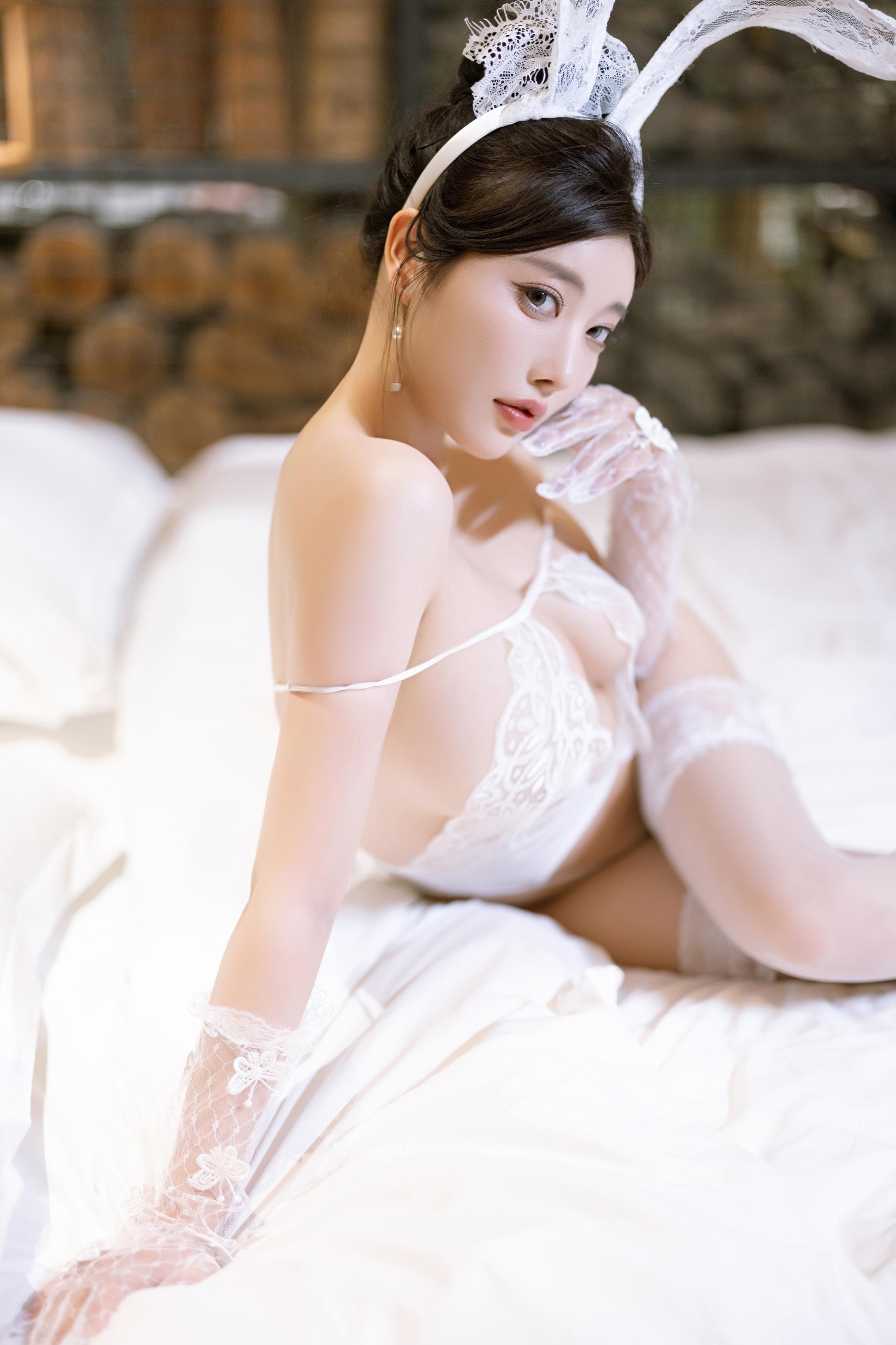 写真] 杨晨晨Yome - 秀人网のウサギ娘：ウサギ娘テーマのスタイルで魅せる、遊び心と成熟した気質が共存する室内撮影、ラインと全体の美しさを強調 98P
