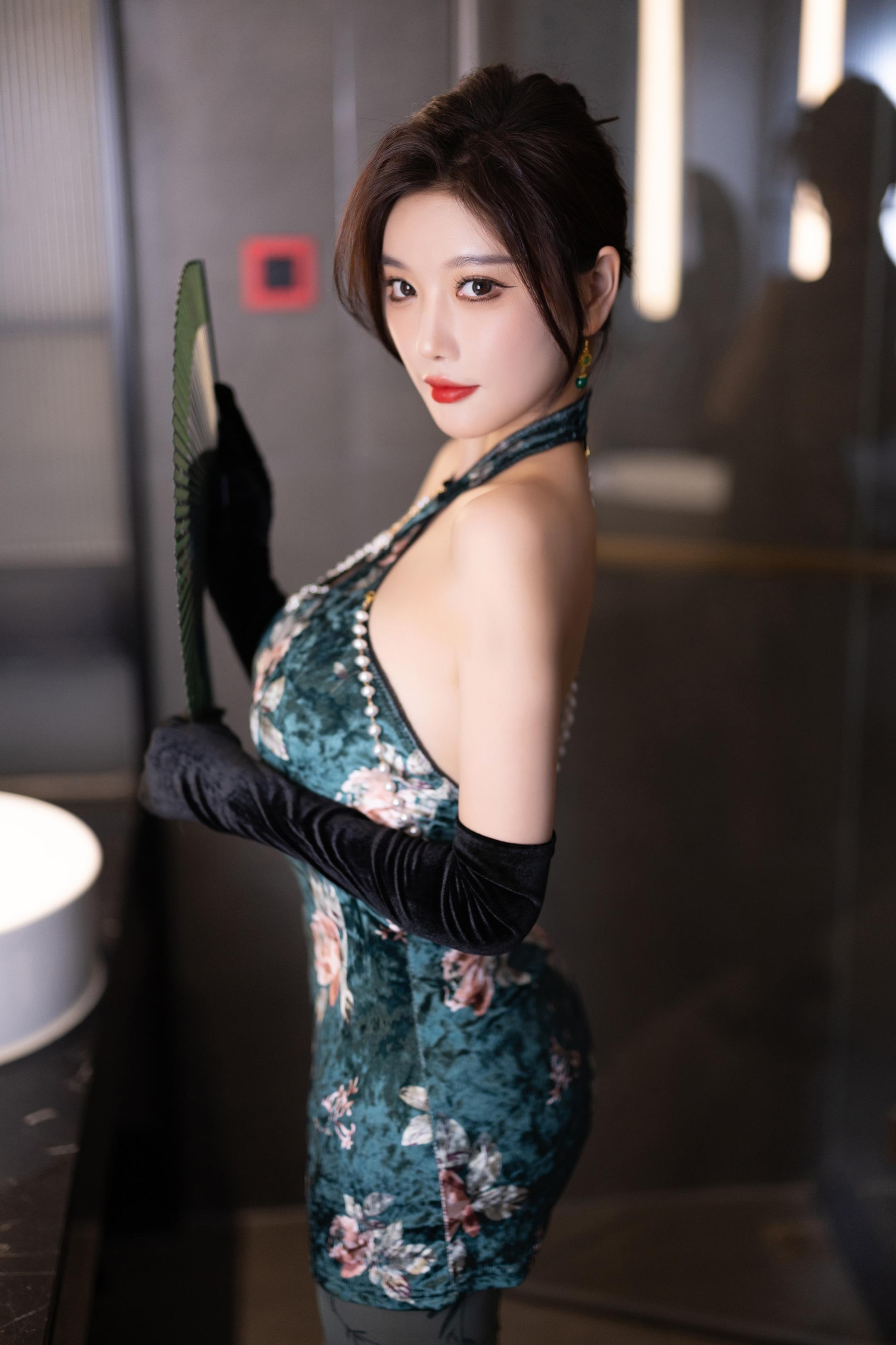 Photos] Yang Chenchen Yome - Showgirl Network Green Lingerie: Green Lingerie Theme Showcasing Elegant Curves and Delicate Textures in an Indoor Atmosphere, Exuding Mature Sensuality 103P