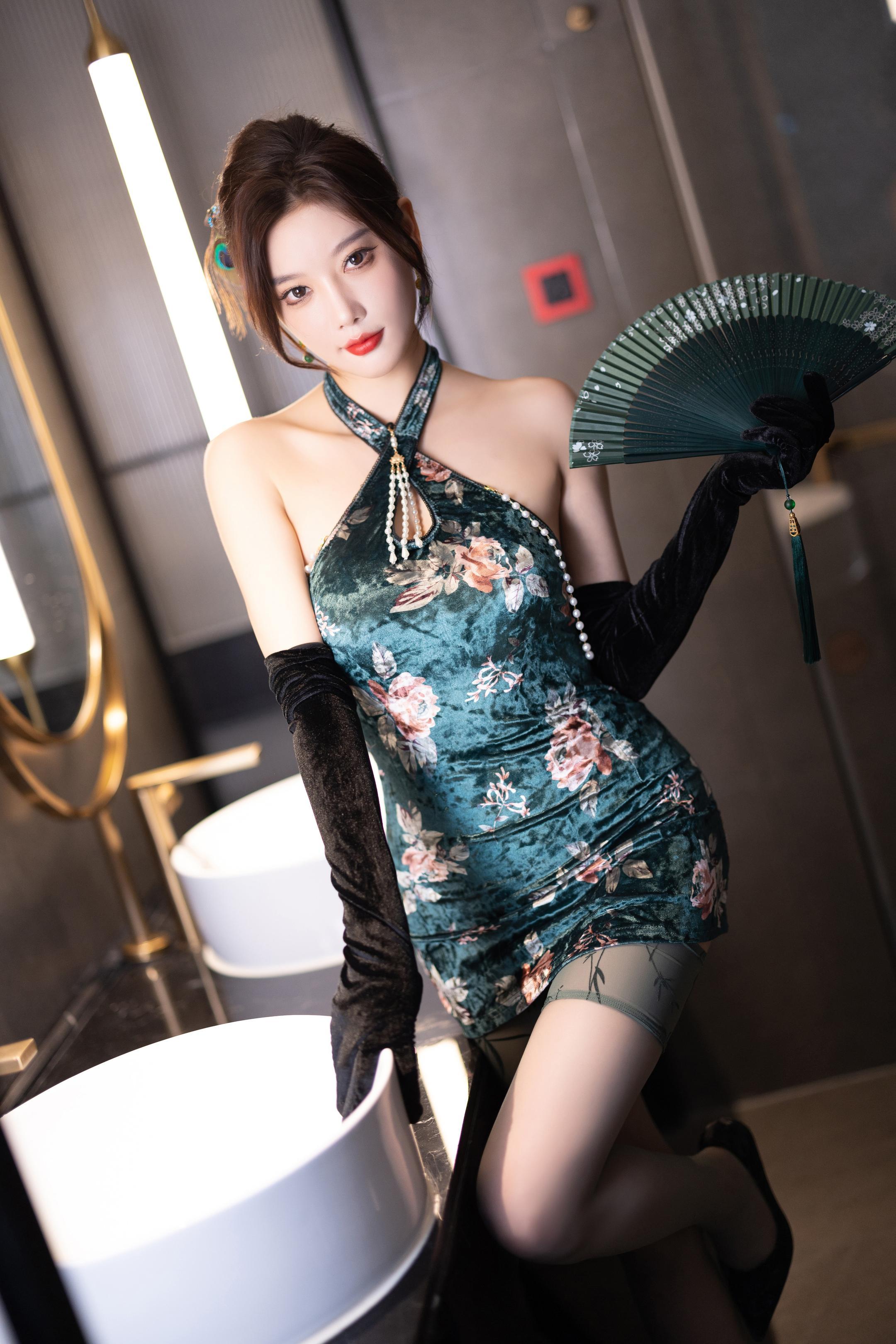 Photos] Yang Chenchen Yome - Showgirl Network Green Lingerie: Green Lingerie Theme Showcasing Elegant Curves and Delicate Textures in an Indoor Atmosphere, Exuding Mature Sensuality 103P