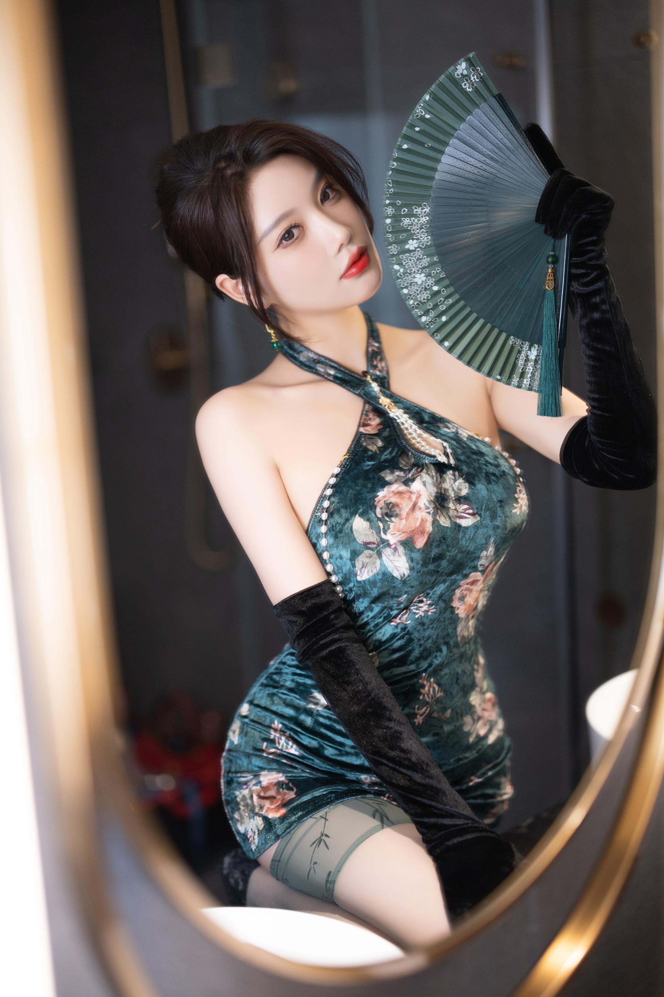 Photos] Yang Chenchen Yome - Showgirl Network Green Lingerie: Green Lingerie Theme Showcasing Elegant Curves and Delicate Textures in an Indoor Atmosphere, Exuding Mature Sensuality 103P