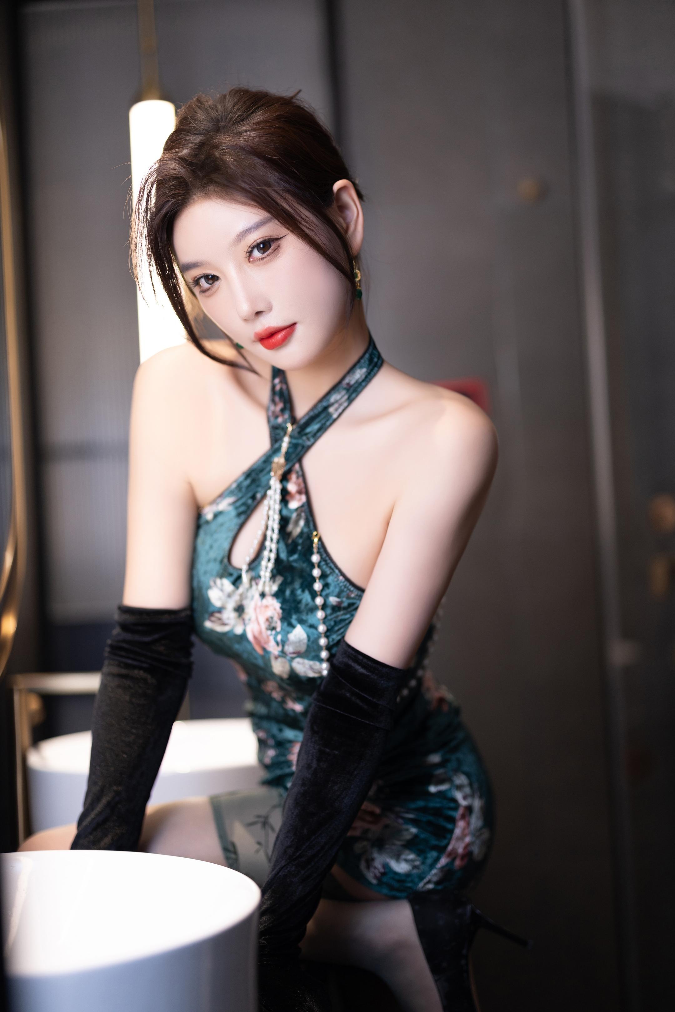 Photos] Yang Chenchen Yome - Showgirl Network Green Lingerie: Green Lingerie Theme Showcasing Elegant Curves and Delicate Textures in an Indoor Atmosphere, Exuding Mature Sensuality 103P