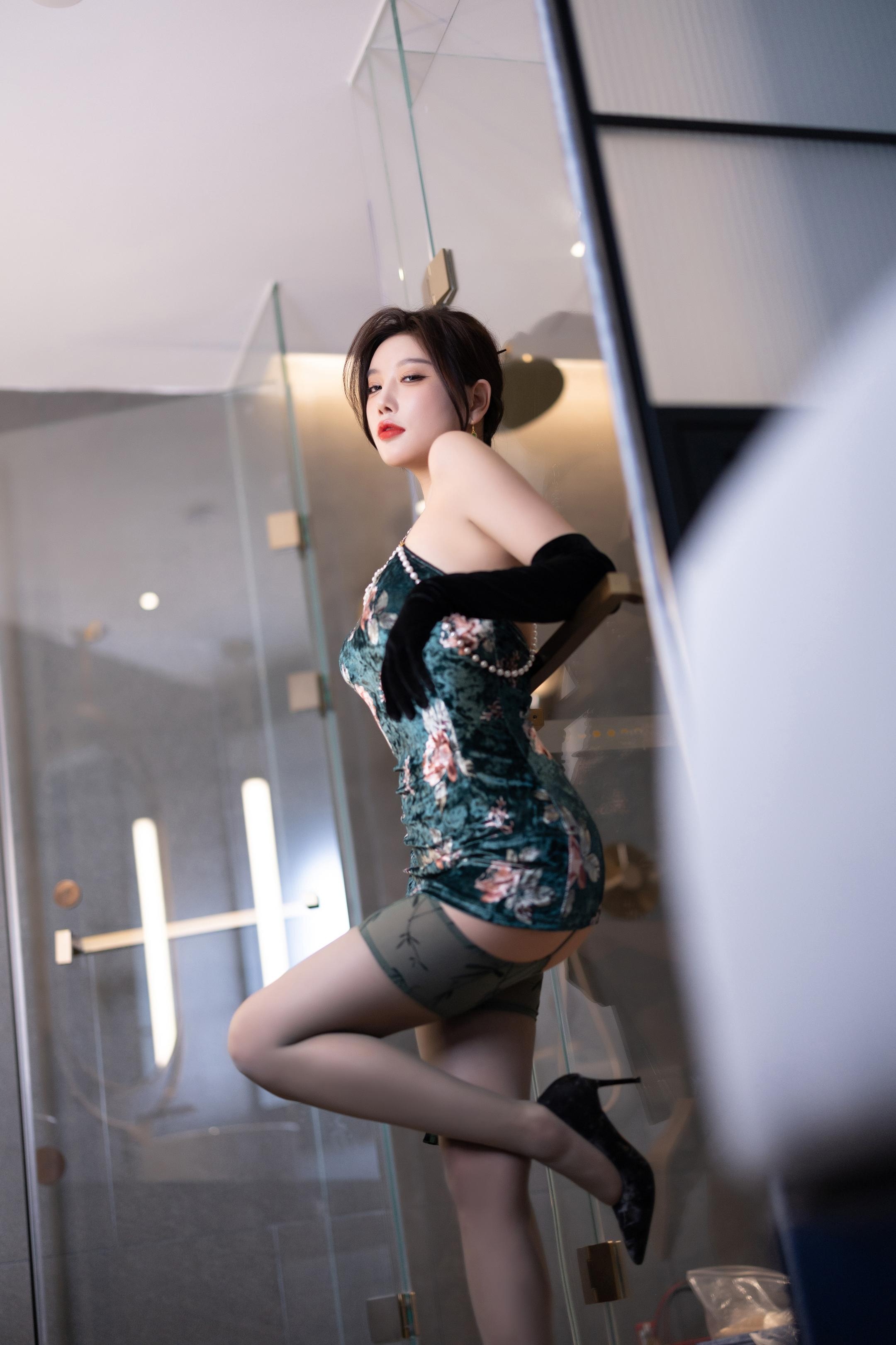 [写真] 杨晨晨Yome - 秀人网绿色情趣内衣：绿色内衣主题造型 勾勒优雅曲线与细腻质感 室内氛围感拍摄 展现成熟性感气质 103P
