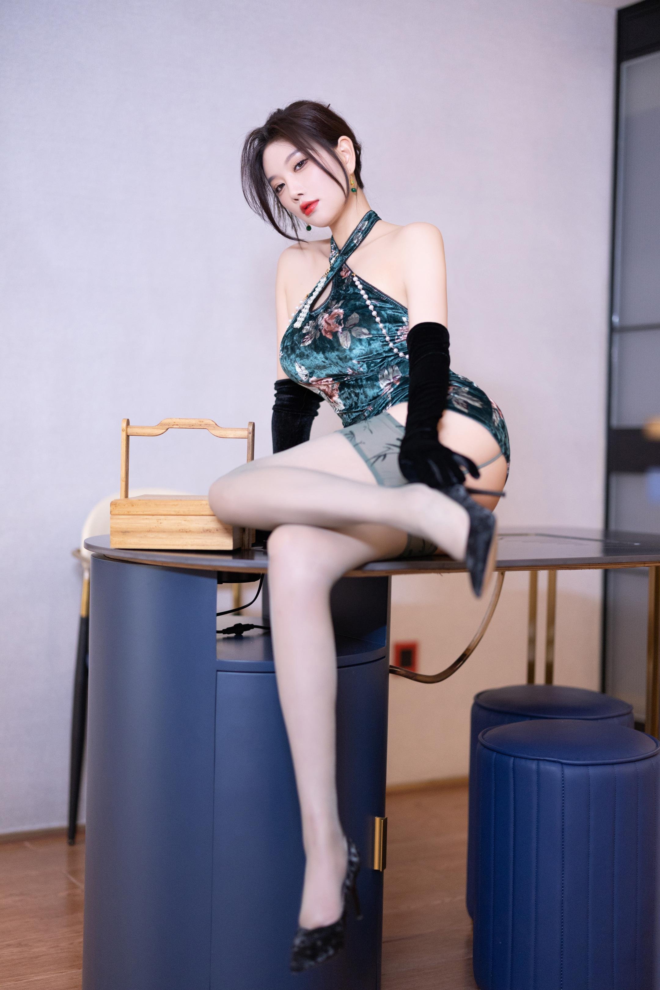 [写真] 杨晨晨Yome - 秀人网绿色情趣内衣：绿色内衣主题造型 勾勒优雅曲线与细腻质感 室内氛围感拍摄 展现成熟性感气质 103P