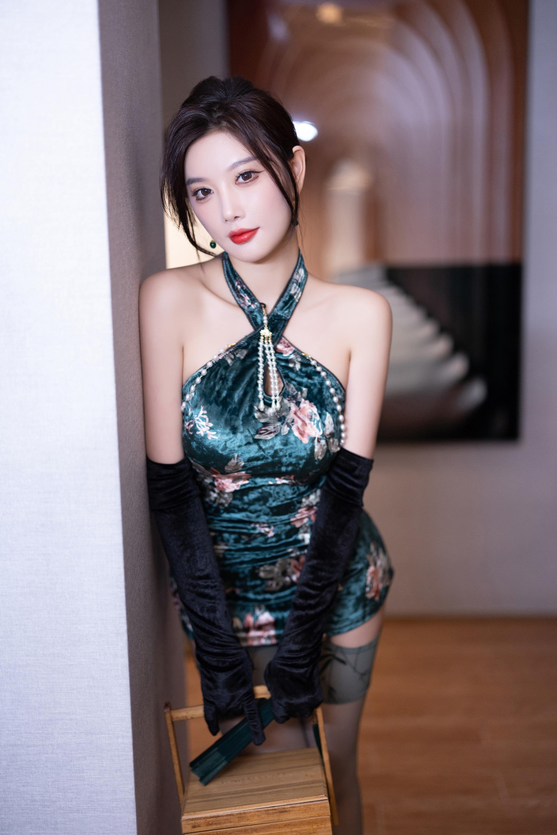 [写真] 杨晨晨Yome - 秀人网绿色情趣内衣：绿色内衣主题造型 勾勒优雅曲线与细腻质感 室内氛围感拍摄 展现成熟性感气质 103P