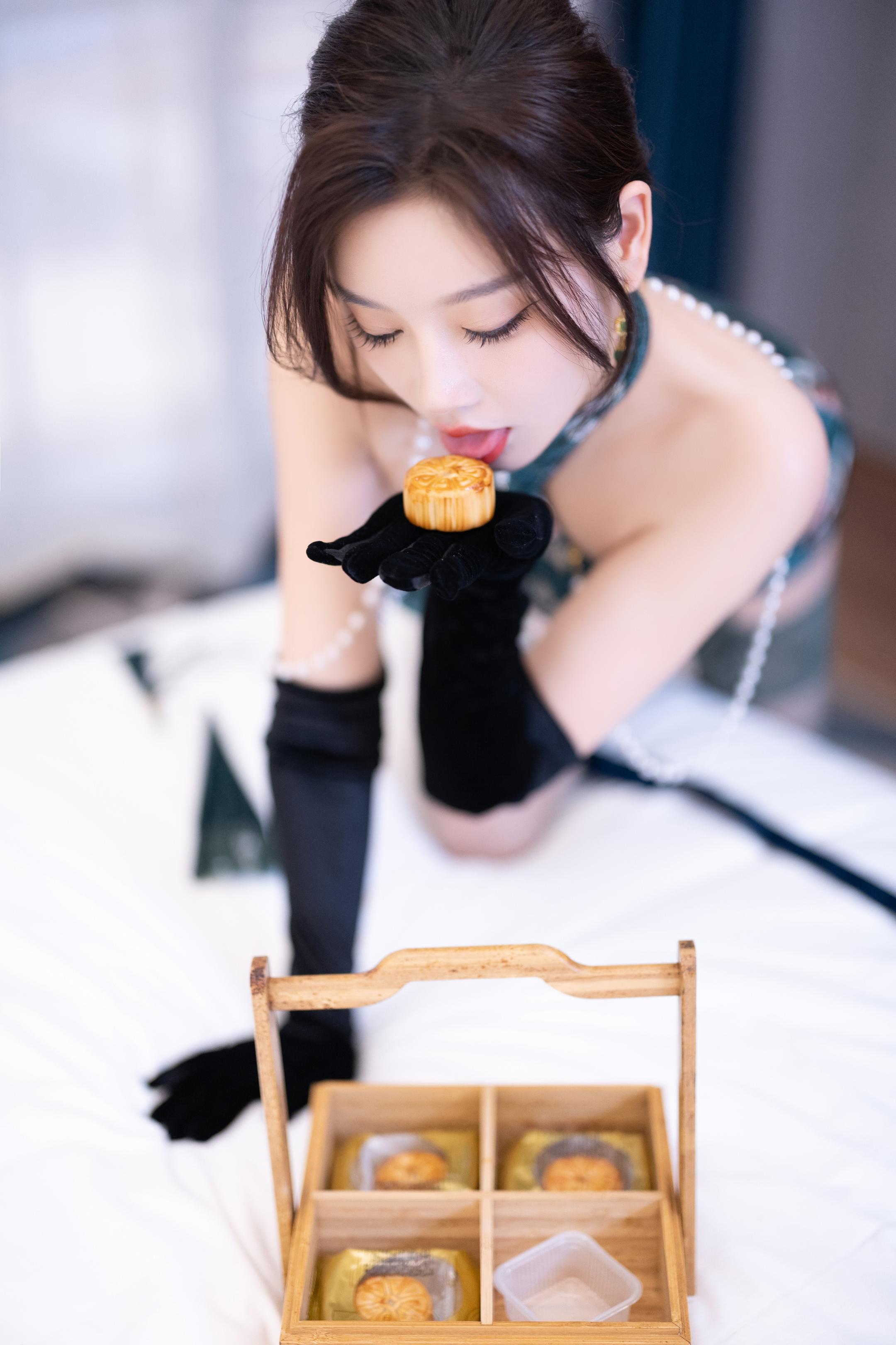 【写真】楊晨晨Yome - 秀人網綠色情趣內衣：綠色內衣主題造型 勾勒優雅曲線與細膩質感 室內氛圍感拍攝 展現成熟性感氣質 103P