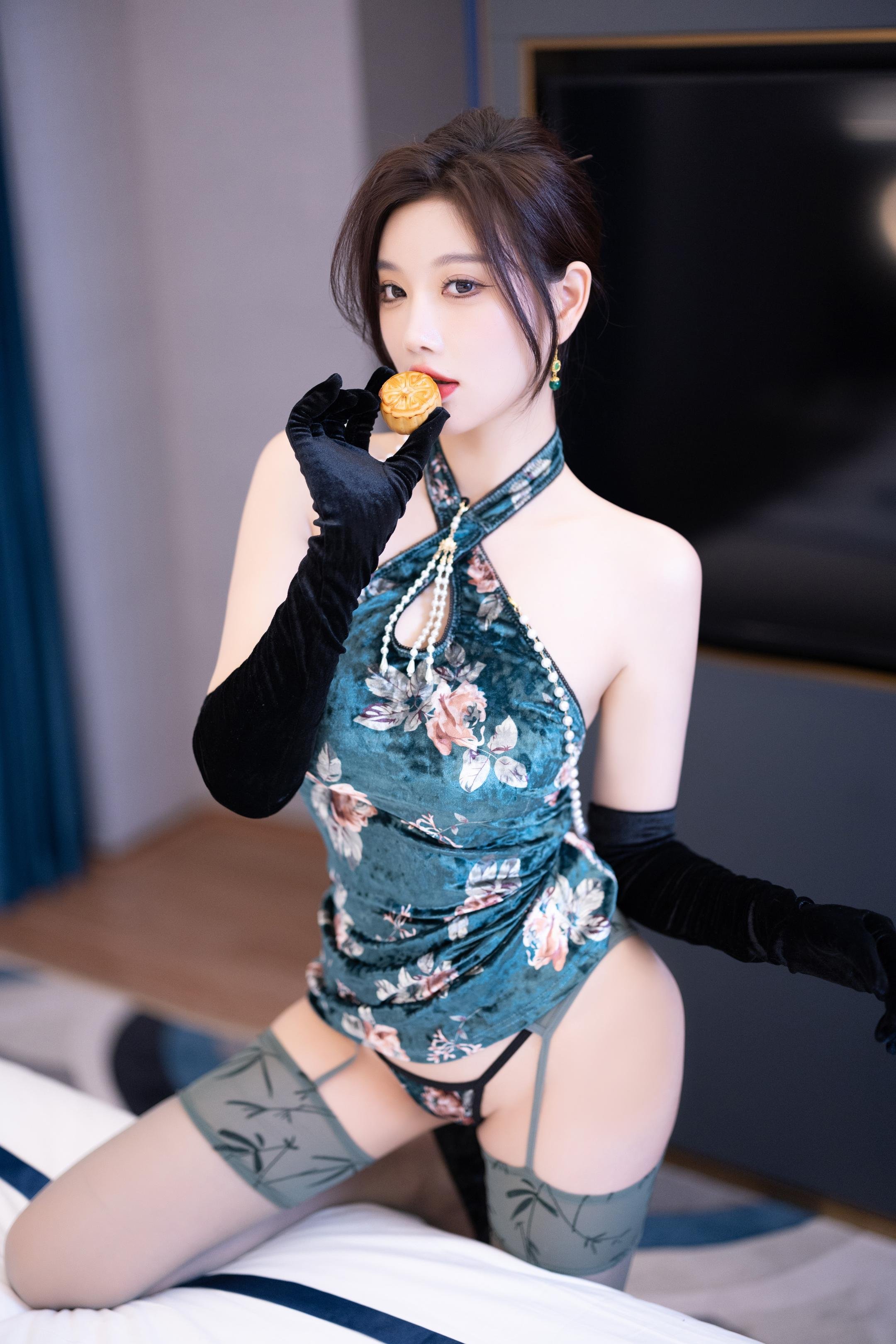 【写真】楊晨晨Yome - 秀人網綠色情趣內衣：綠色內衣主題造型 勾勒優雅曲線與細膩質感 室內氛圍感拍攝 展現成熟性感氣質 103P
