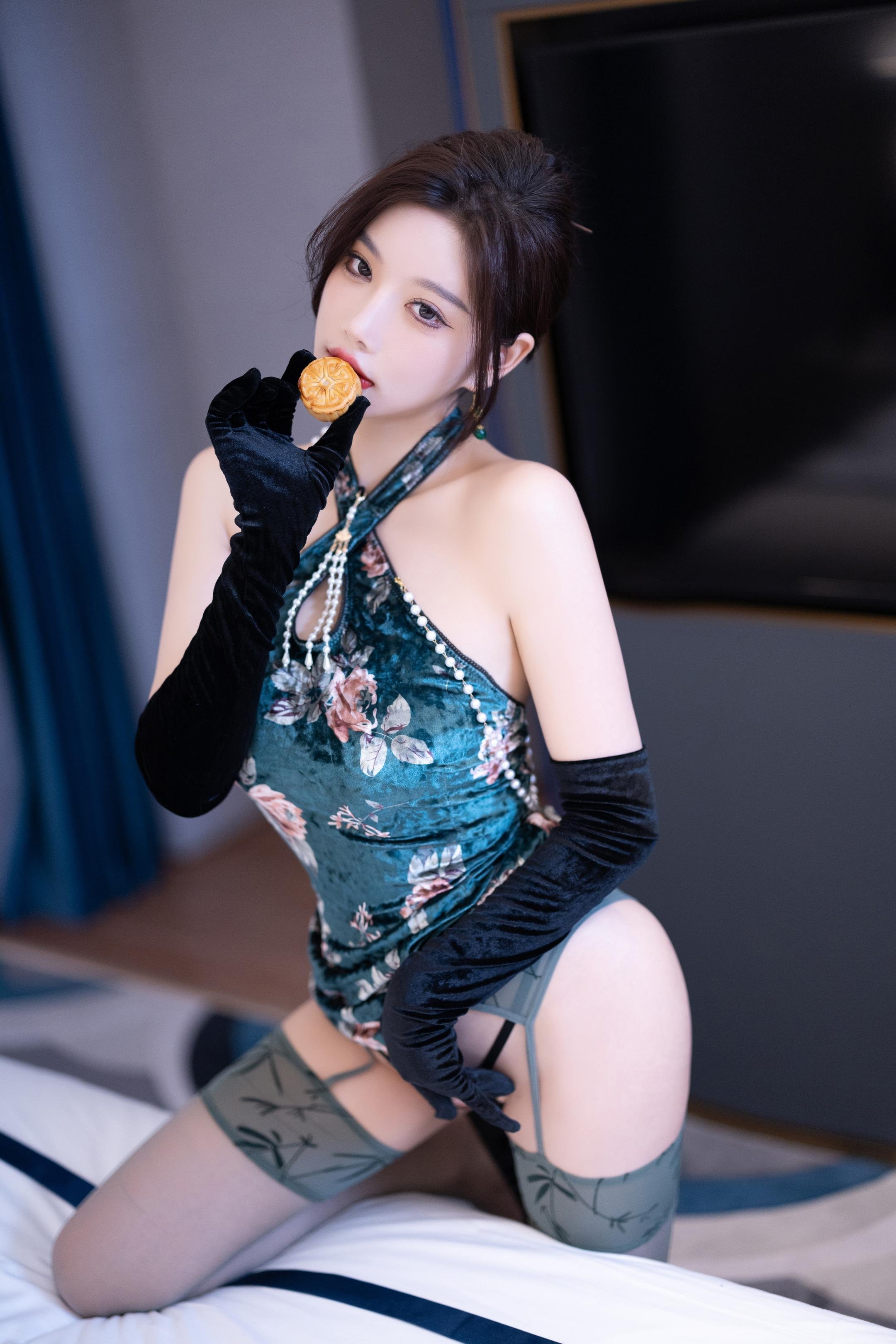 【写真】楊晨晨Yome - 秀人網綠色情趣內衣：綠色內衣主題造型 勾勒優雅曲線與細膩質感 室內氛圍感拍攝 展現成熟性感氣質 103P