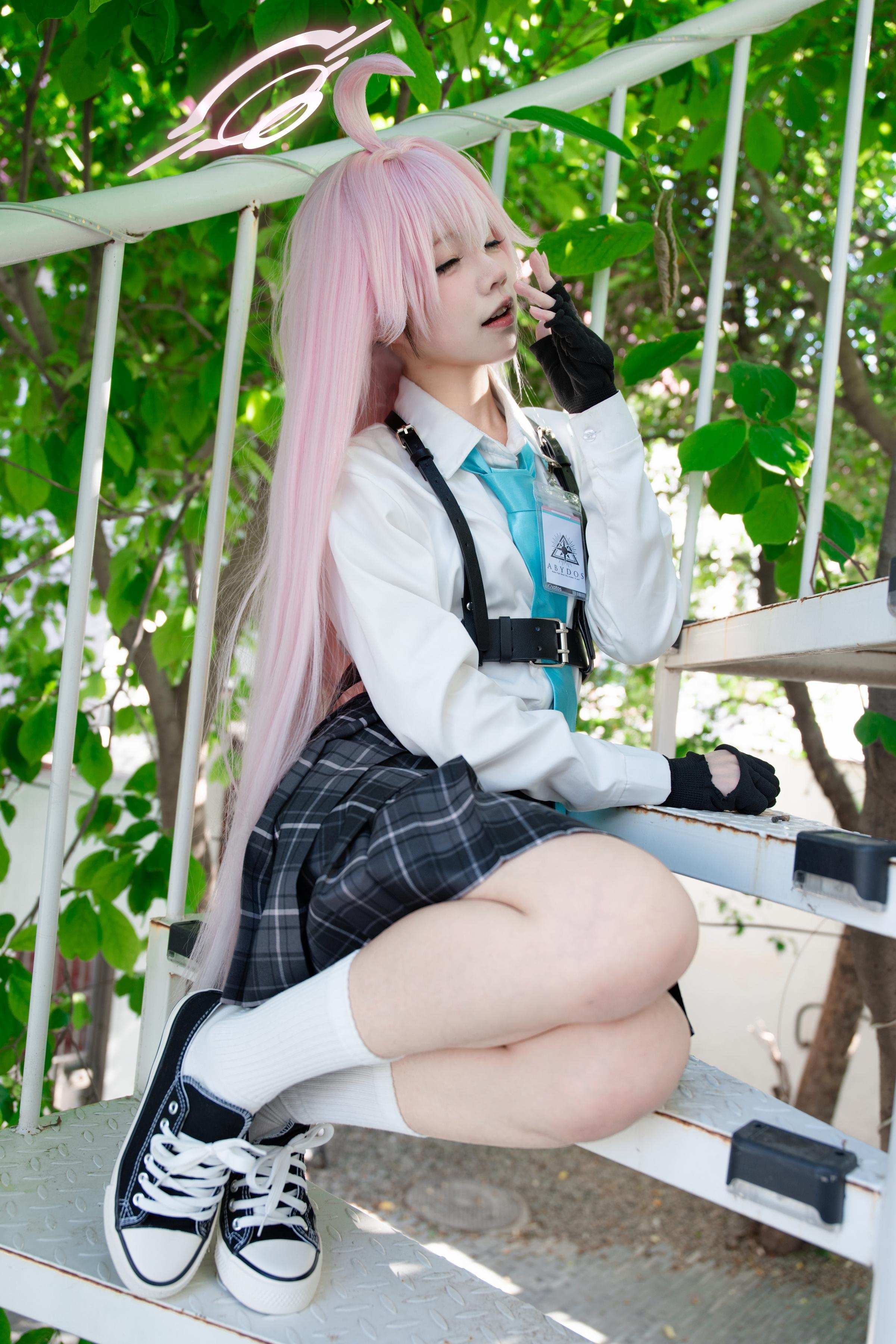 costume扮演] 清水凪 - cos 小鳥遊星野：真人寫實碧藍檔案JK少女 制服撕裂床上美腿玉足 極致性感開檔無修正 88P