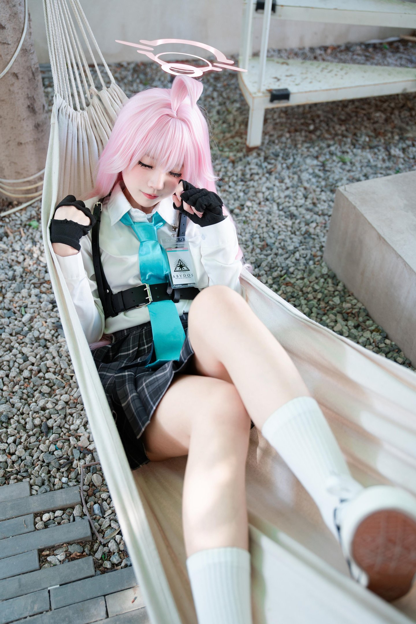 costume扮演] 清水凪 - cos 小鳥遊星野：真人寫實碧藍檔案JK少女 制服撕裂床上美腿玉足 極致性感開檔無修正 88P