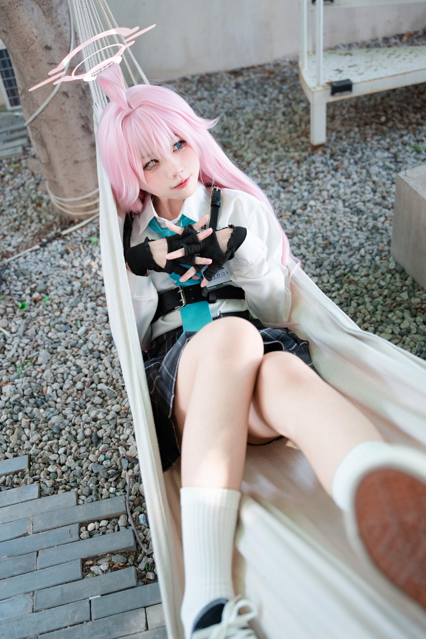 costume扮演] 清水凪 - cos 小鳥遊星野：真人寫實碧藍檔案JK少女 制服撕裂床上美腿玉足 極致性感開檔無修正 88P