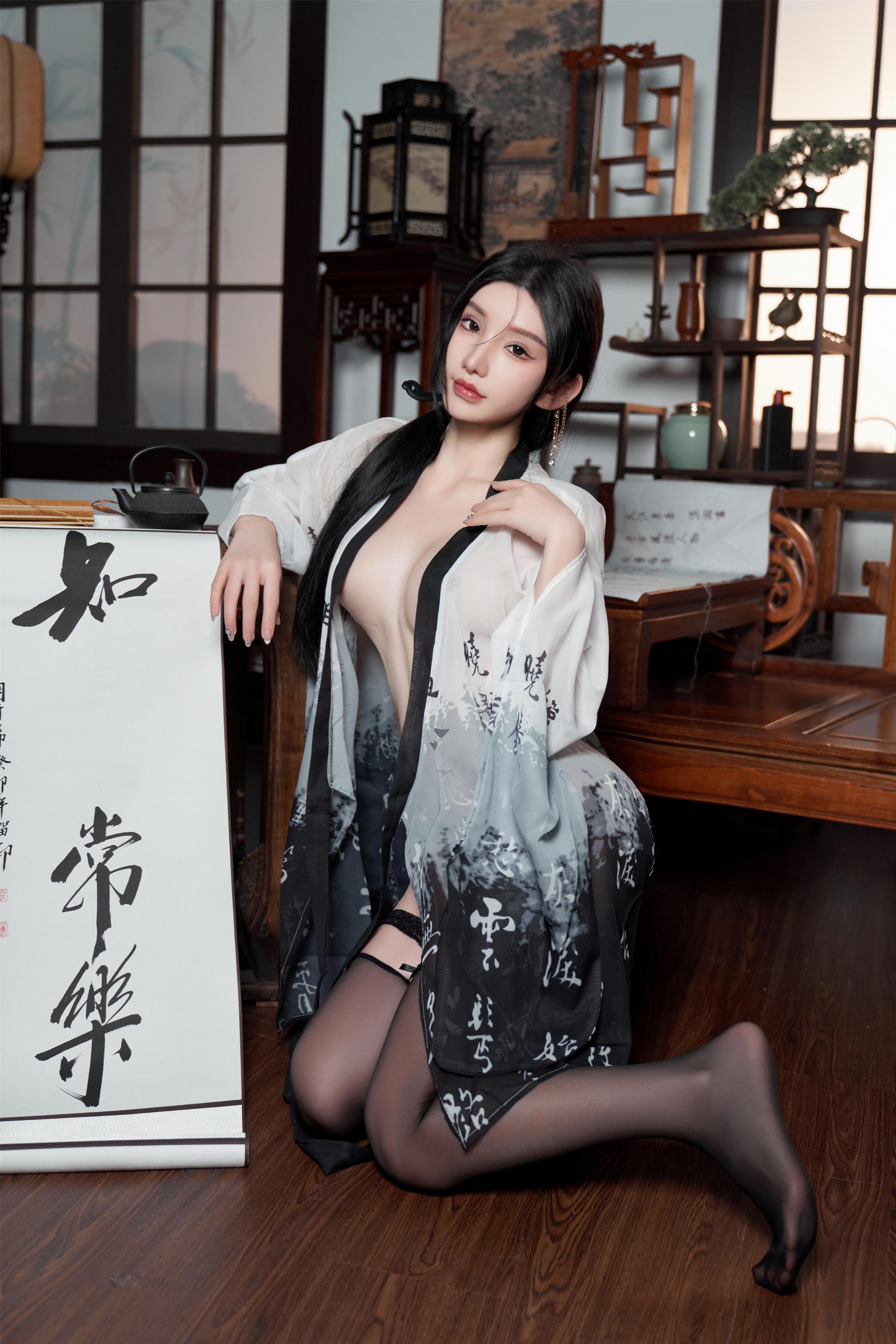 Photos] Zhou Yuxi - Xiuren.net Bell Blood Dripper Themed Photoshoot: Dark Style with Metallic Accents Showcasing the Alluring Tension of a Cold Beauty 90P