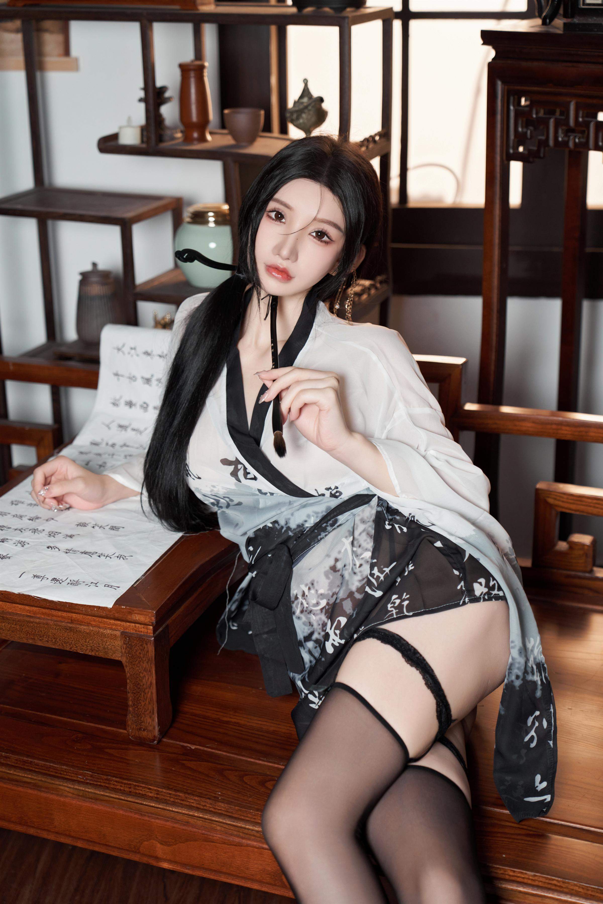 Photos] Zhou Yuxi - Xiuren.net Bell Blood Dripper Themed Photoshoot: Dark Style with Metallic Accents Showcasing the Alluring Tension of a Cold Beauty 90P