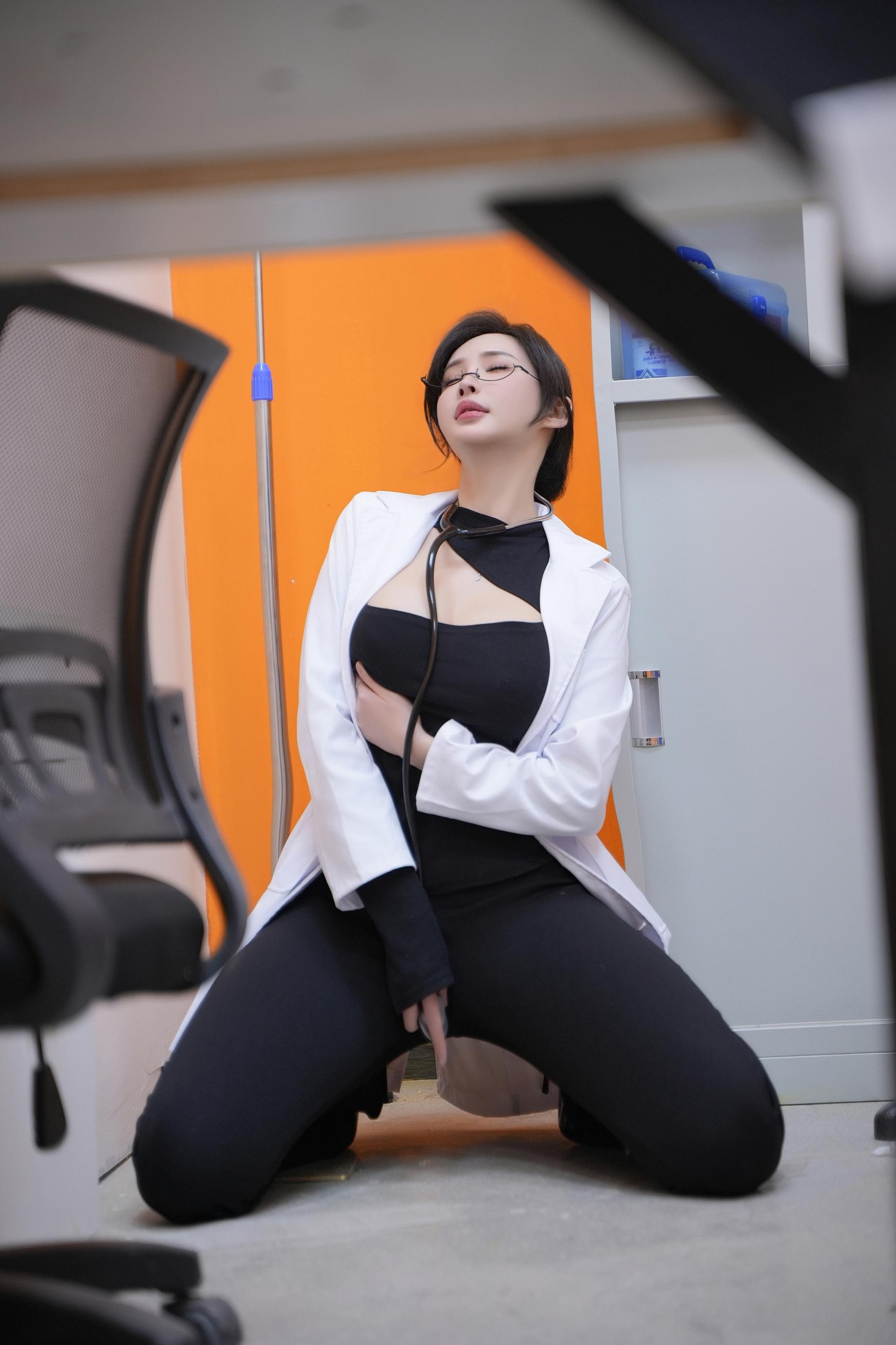 Photos] Zhou Yanxi - Fresh Doctor-Themed Photo Shoot on Xiuren: White Coat Elegance with Pure and Gentle Charm, 80P