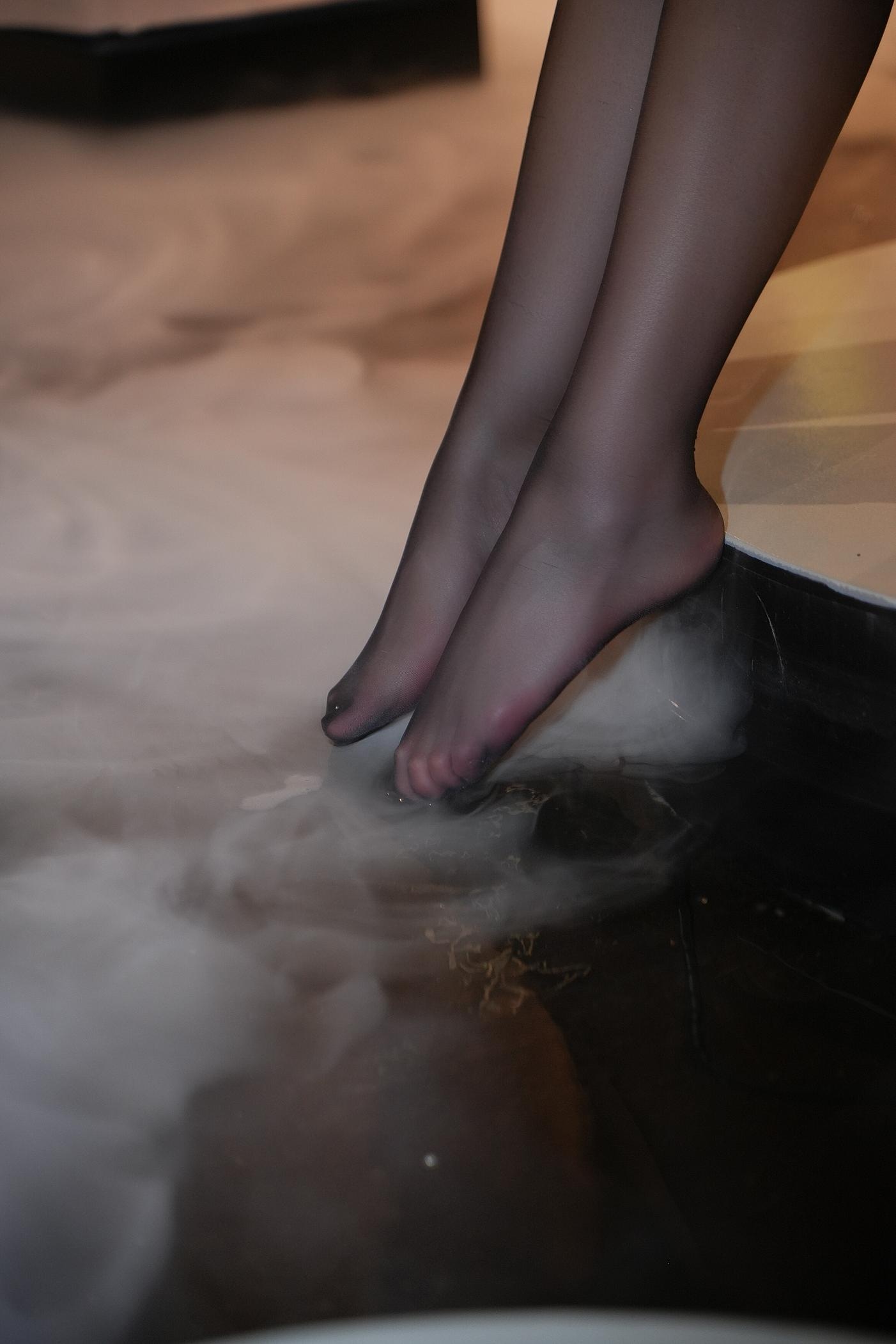 Photos] Zhou Yanxi - Showgirl Network Bathrobe Themed Photoshoot: Bathrobe and Black Stockings Intertwined, Highlighting Long Legs and Mature Sensuality 76P