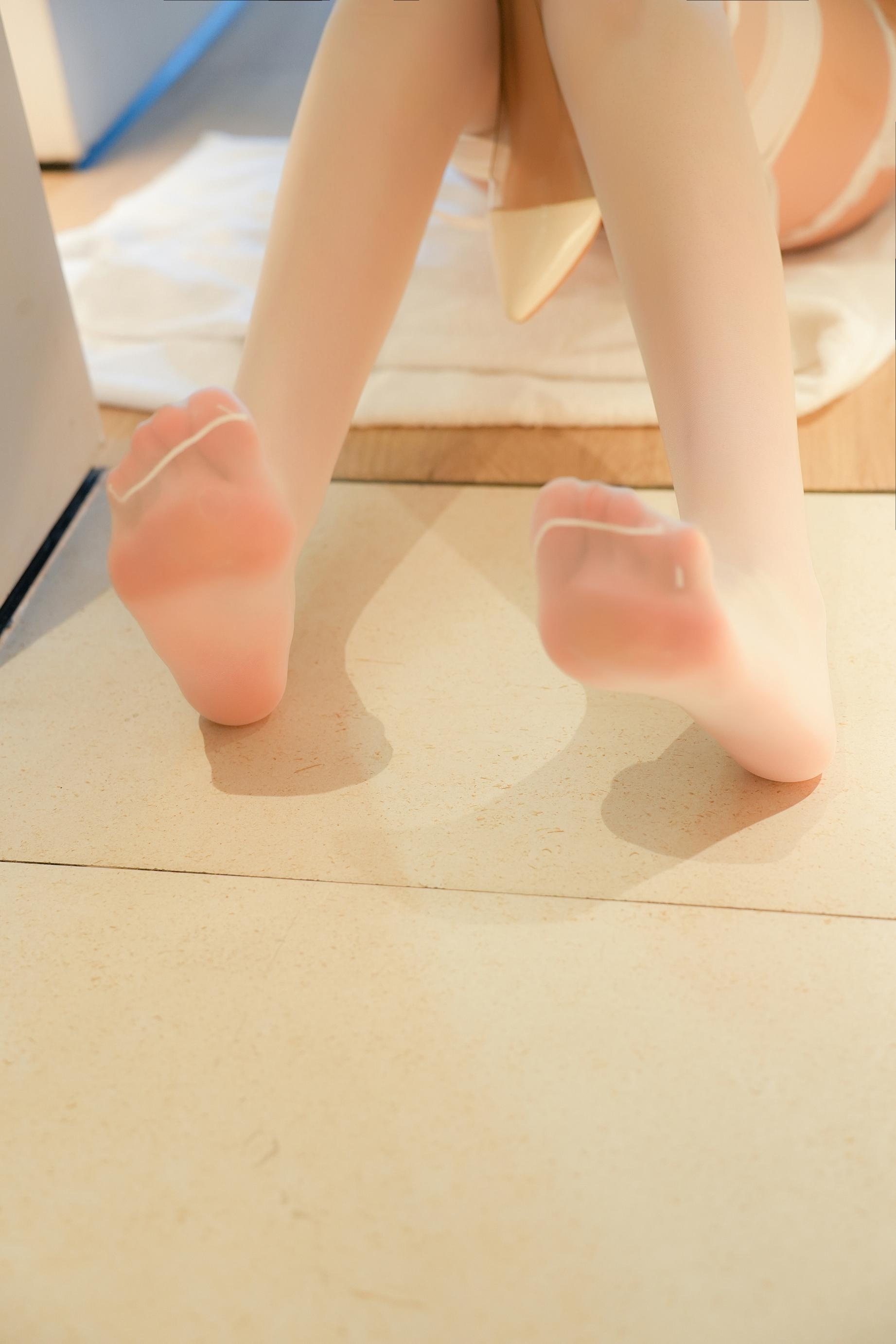 [写真] 周妍希 - 秀人网白色丝袜御姐主题写真：成熟气质与优雅线条并存的高级感呈现 86P