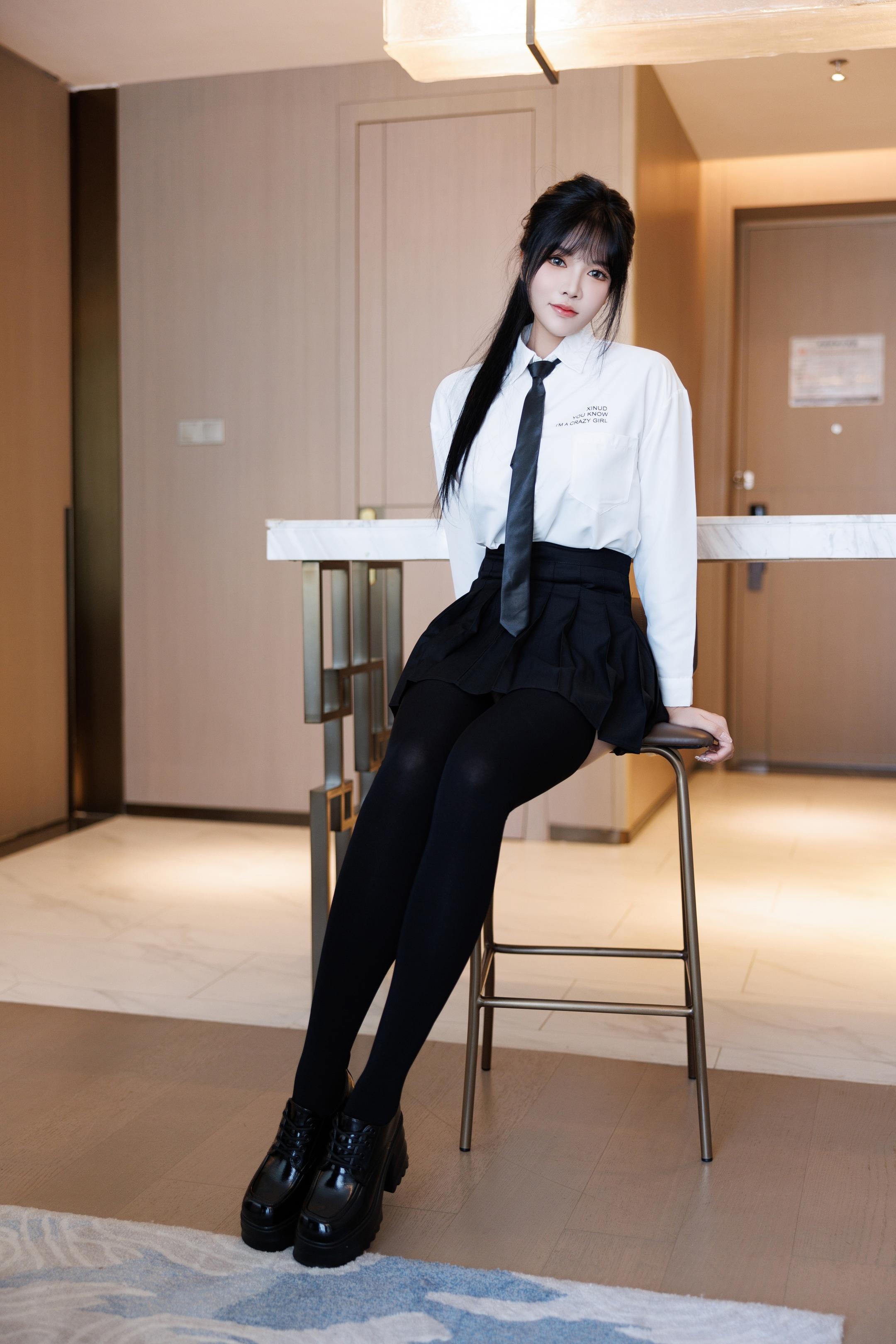 사진] 나비 - 수인망 학생복 JK 유니폼 사진: 클래식 교복과 블랙 스타킹의 조화, 청순한 외모 속의 미묘한 반전 매력 136P