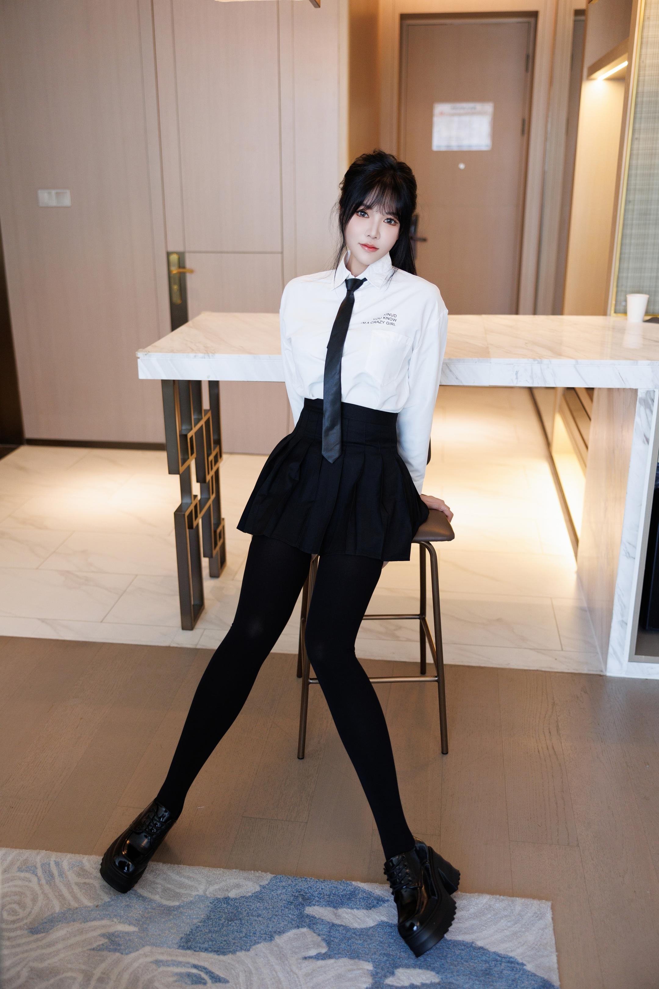 사진] 나비 - 수인망 학생복 JK 유니폼 사진: 클래식 교복과 블랙 스타킹의 조화, 청순한 외모 속의 미묘한 반전 매력 136P